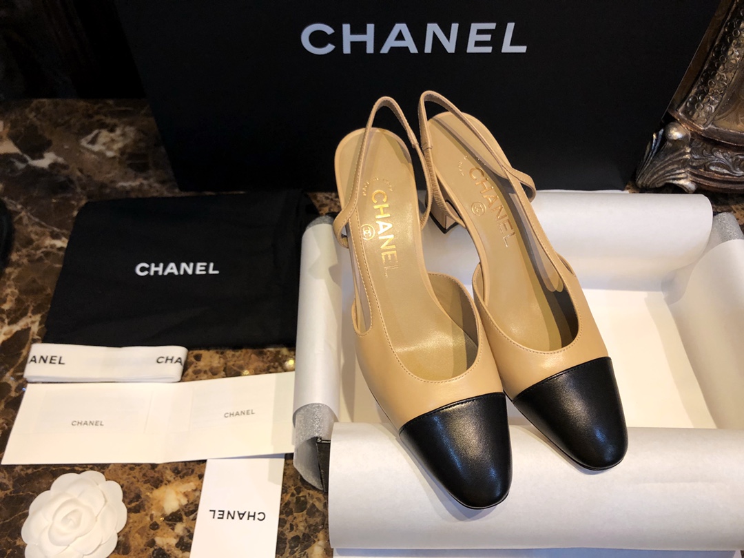 CHANEL Женские туфли слингбэки из кожи на каблуке