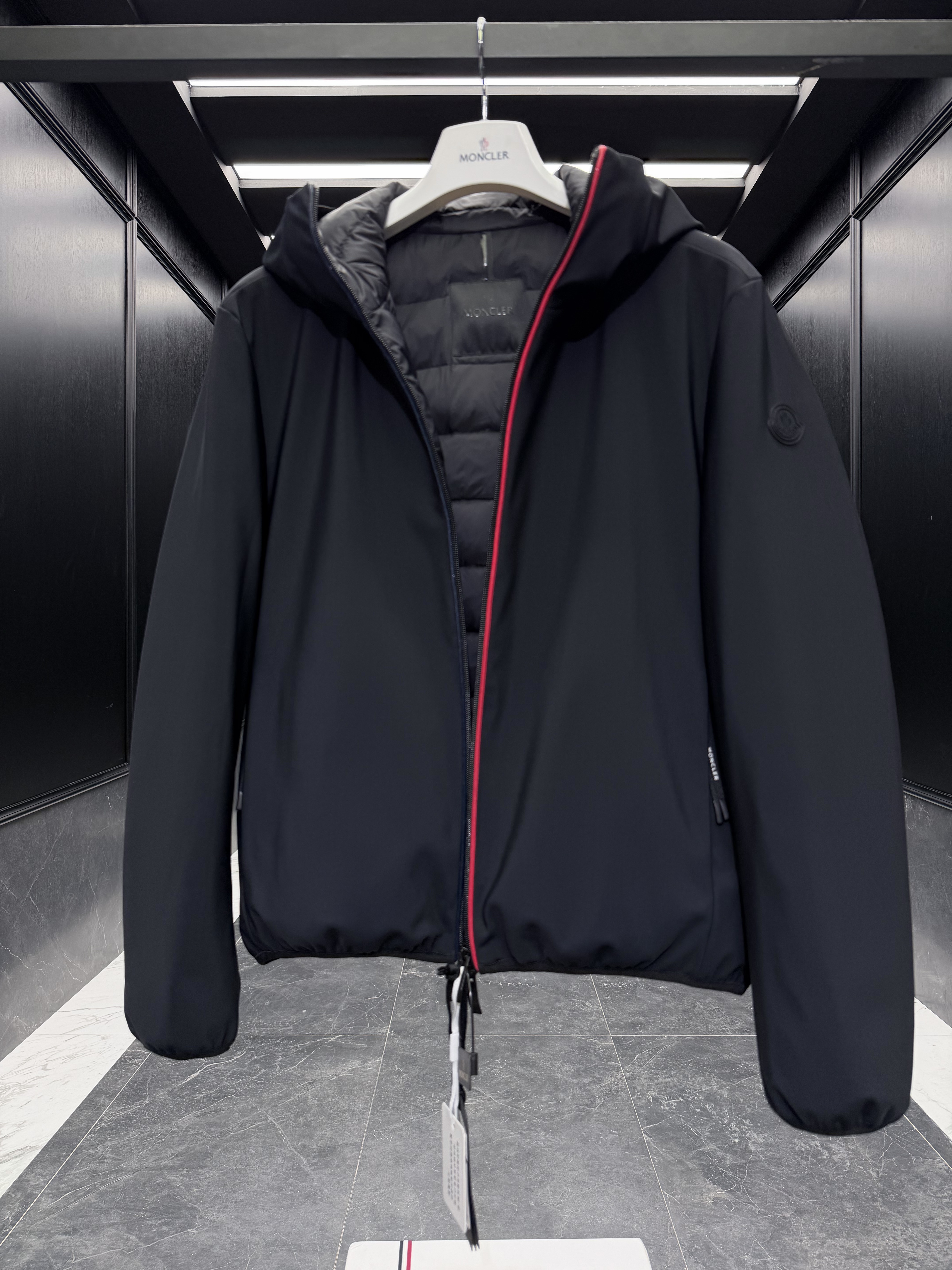 MONCLER Мужской пуховик Batisse MONCLER Мужской пуховик Batisse