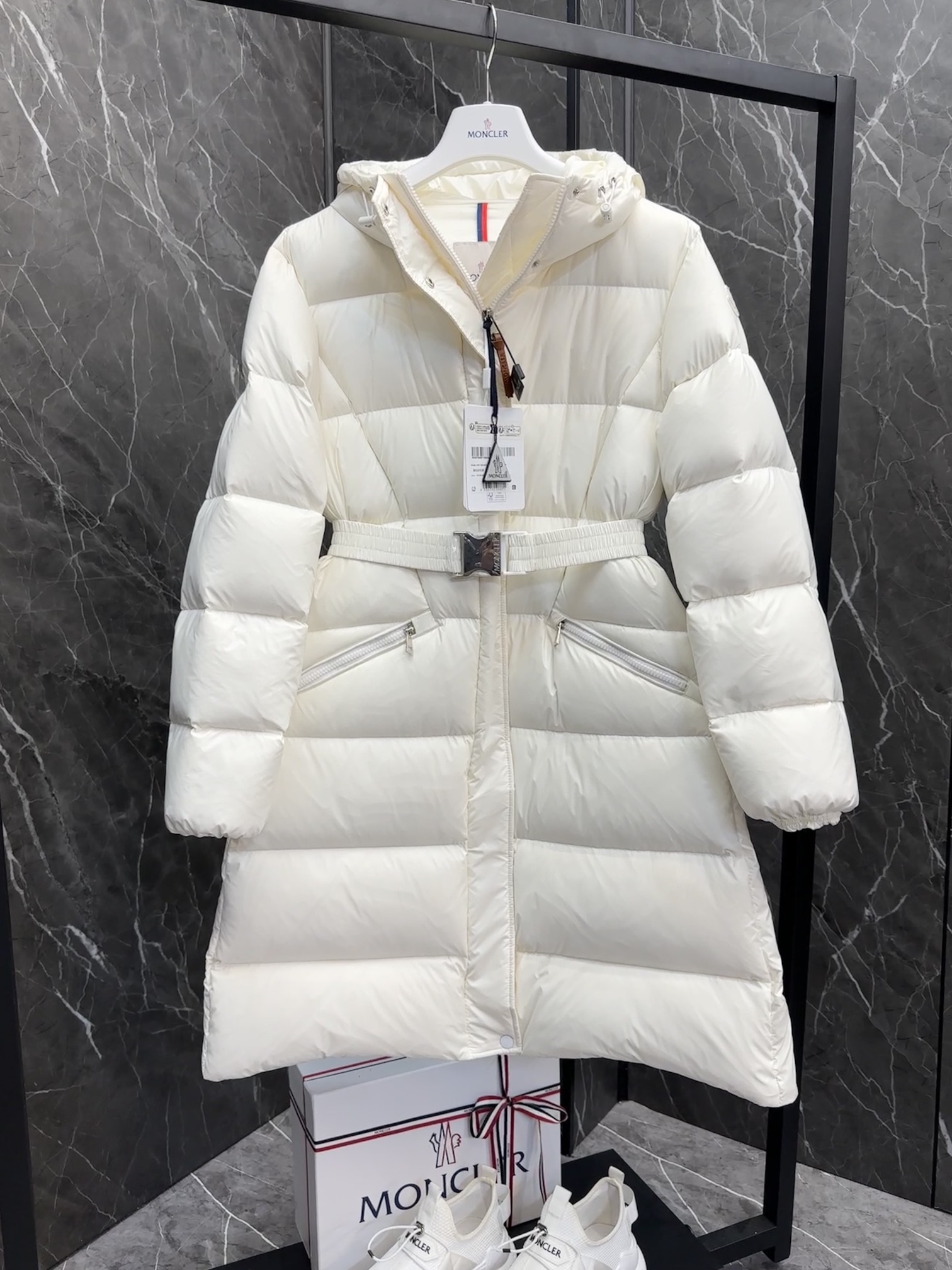 MONCLER Женский пуховик Bellevue MONCLER Женский пуховик Bellevue
