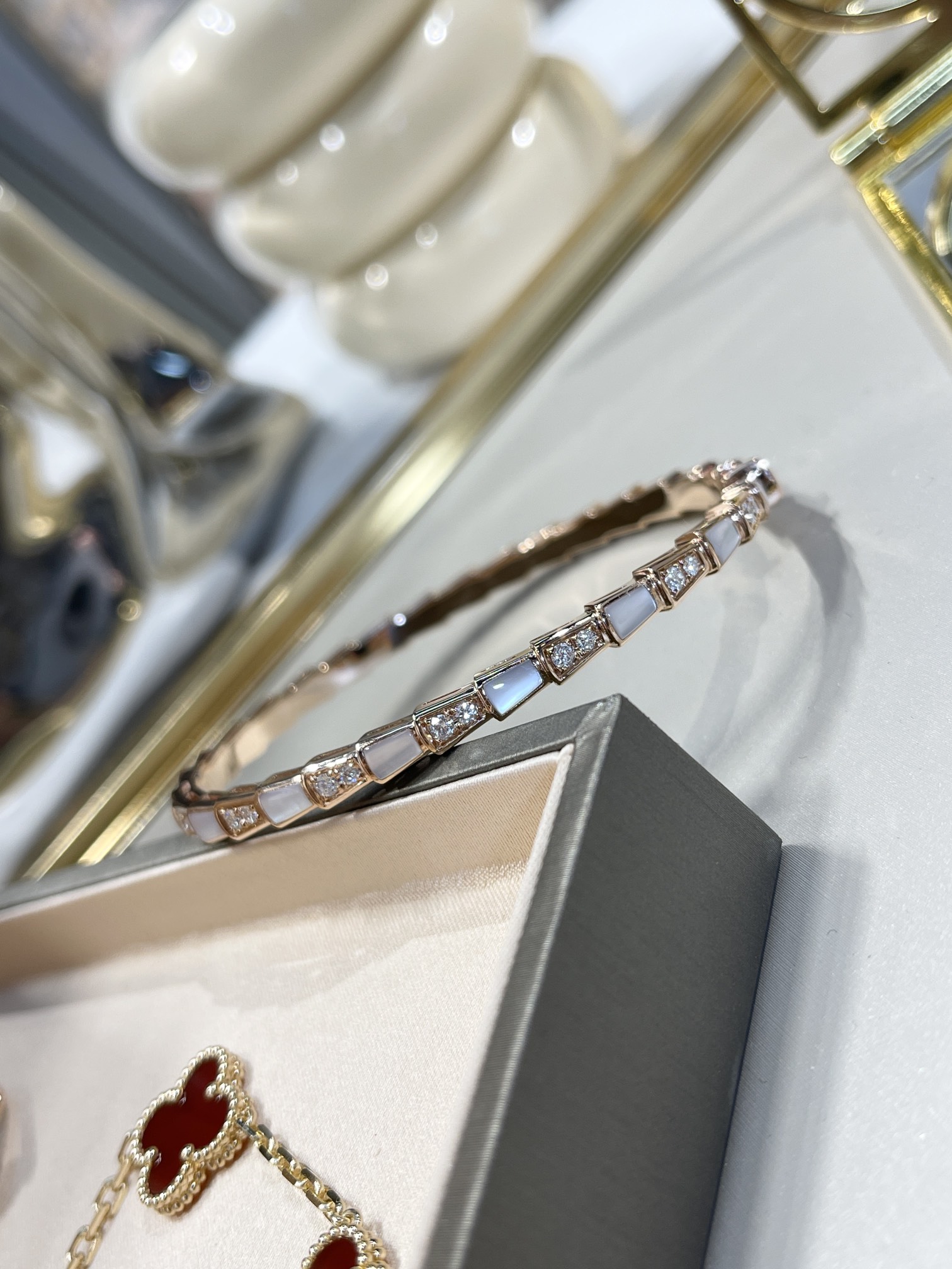 BVLGARI Женский браслет Serpenti Viper из розового золота и перламутра BVLGARI Женский браслет Serpenti Viper из розового золота и перламутра