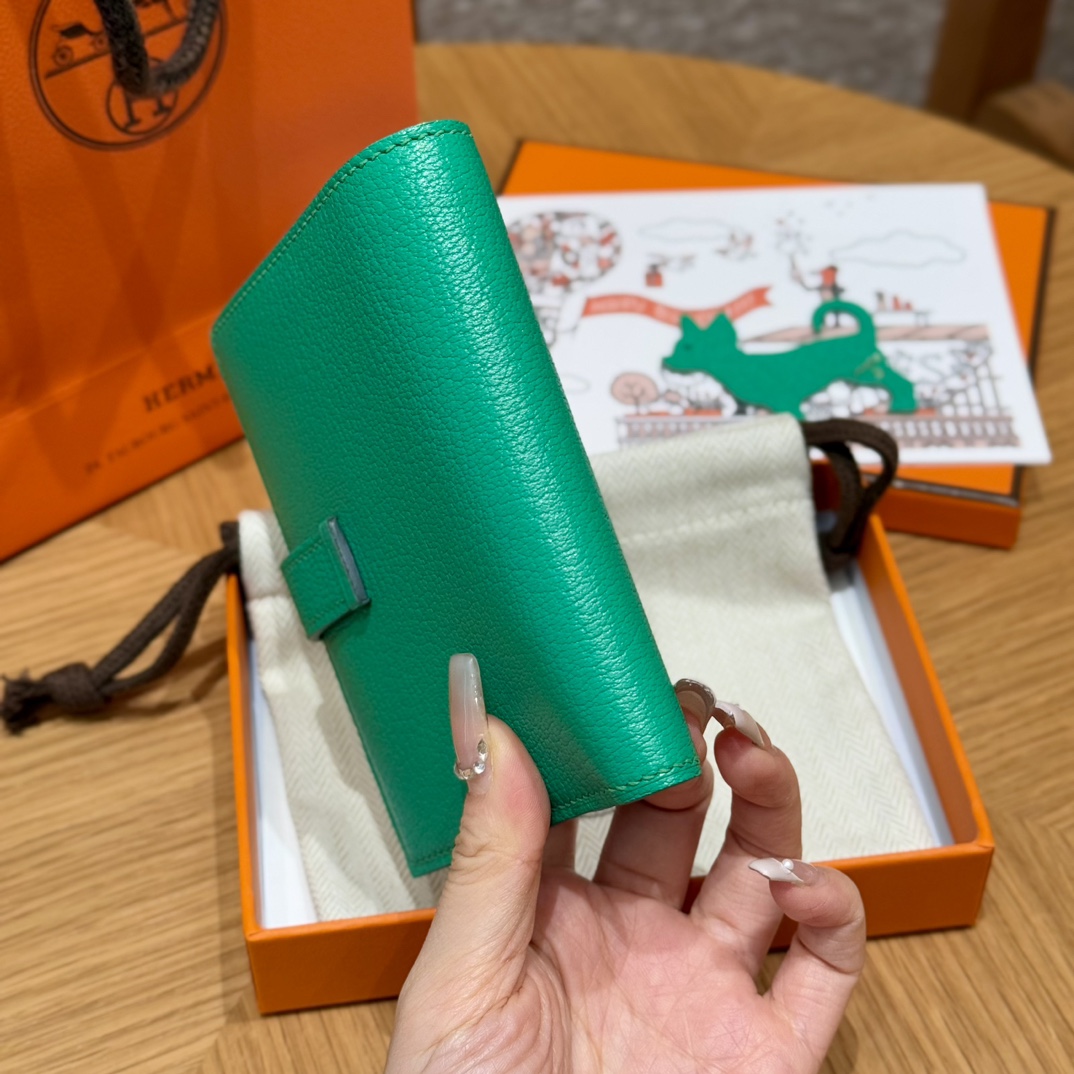 HERMES Кошелёк Bearn 12 см 0T/Vert comics Chèvre HERMES Кошелёк Bearn 12 см 0T/Vert comics Chèvre