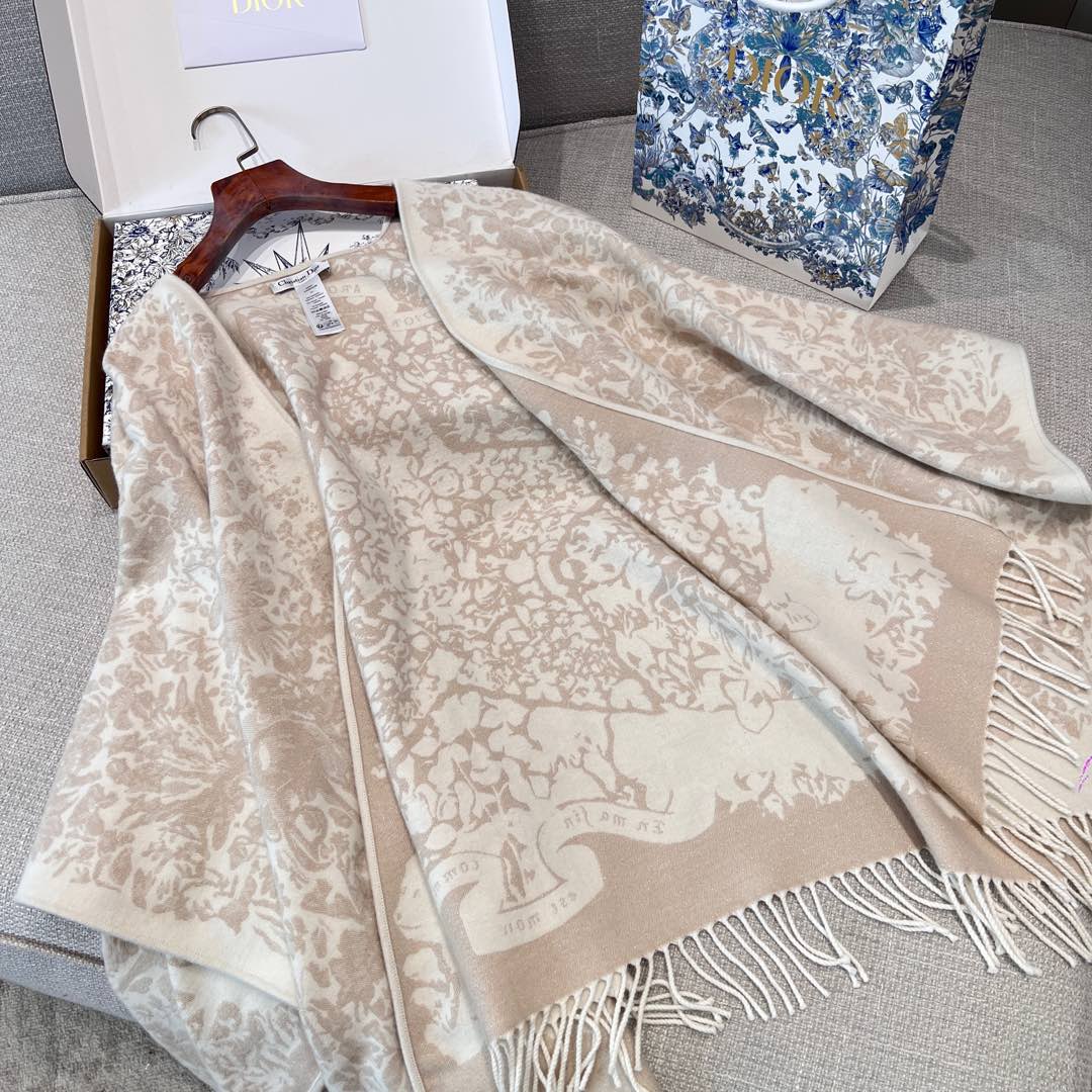 CHRISTIAN DIOR Женская шаль Aroundthe World CHRISTIAN DIOR Женская шаль Aroundthe World