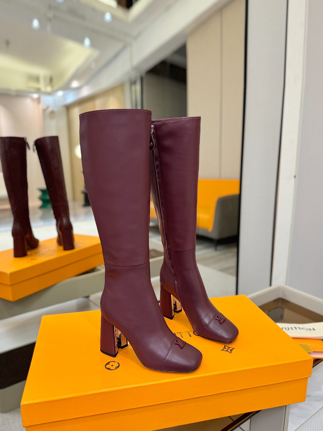 LOUIS VUITTON Женские сапоги из телячьей кожи LOUIS VUITTON Женские сапоги из телячьей кожи