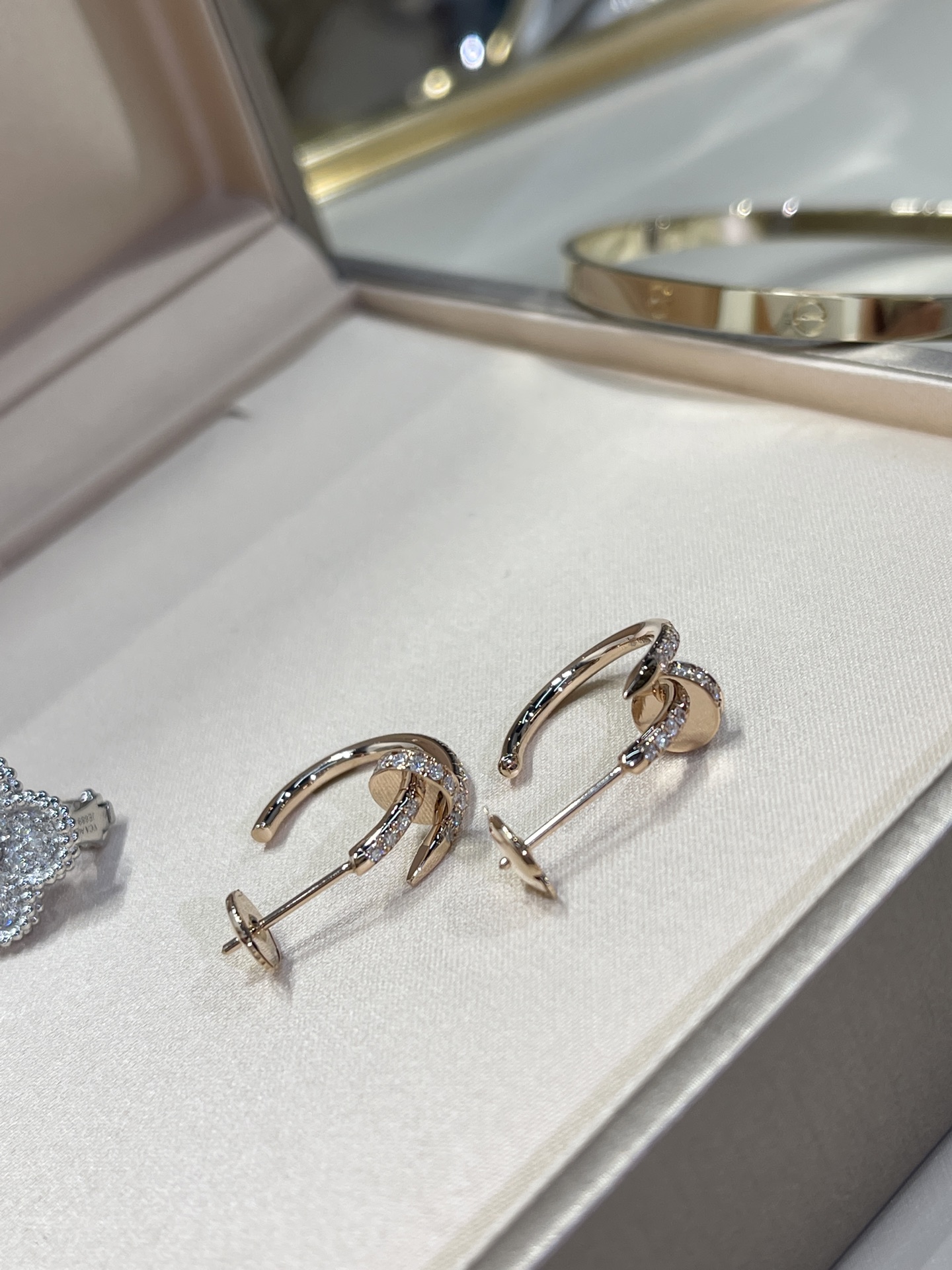 CARTIER Серьги Juste un Clou из розового золота с бриллиантами CARTIER Серьги Juste un Clou из розового золота с бриллиантами