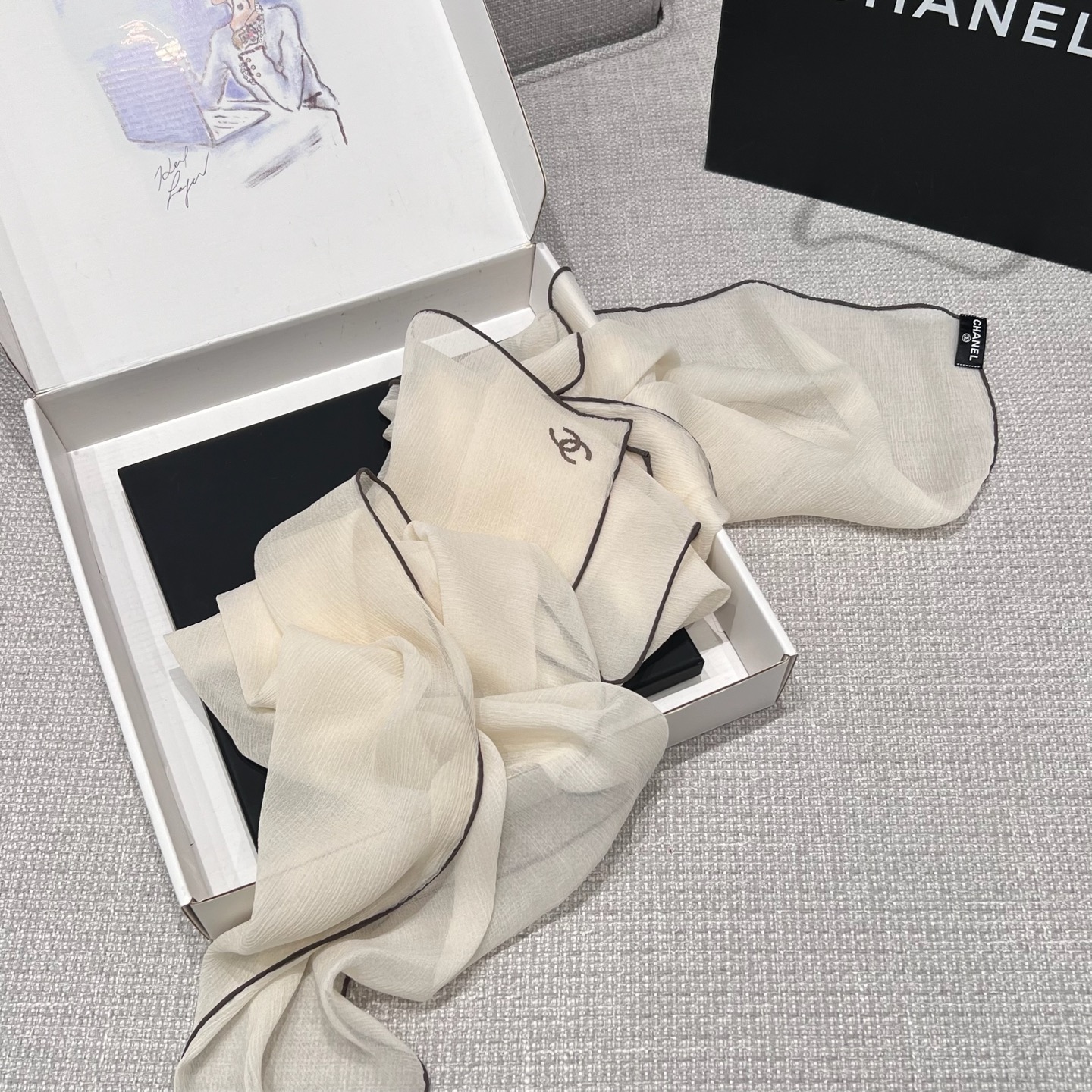 CHANEL Женский платок шёлк CHANEL Женский платок шёлк