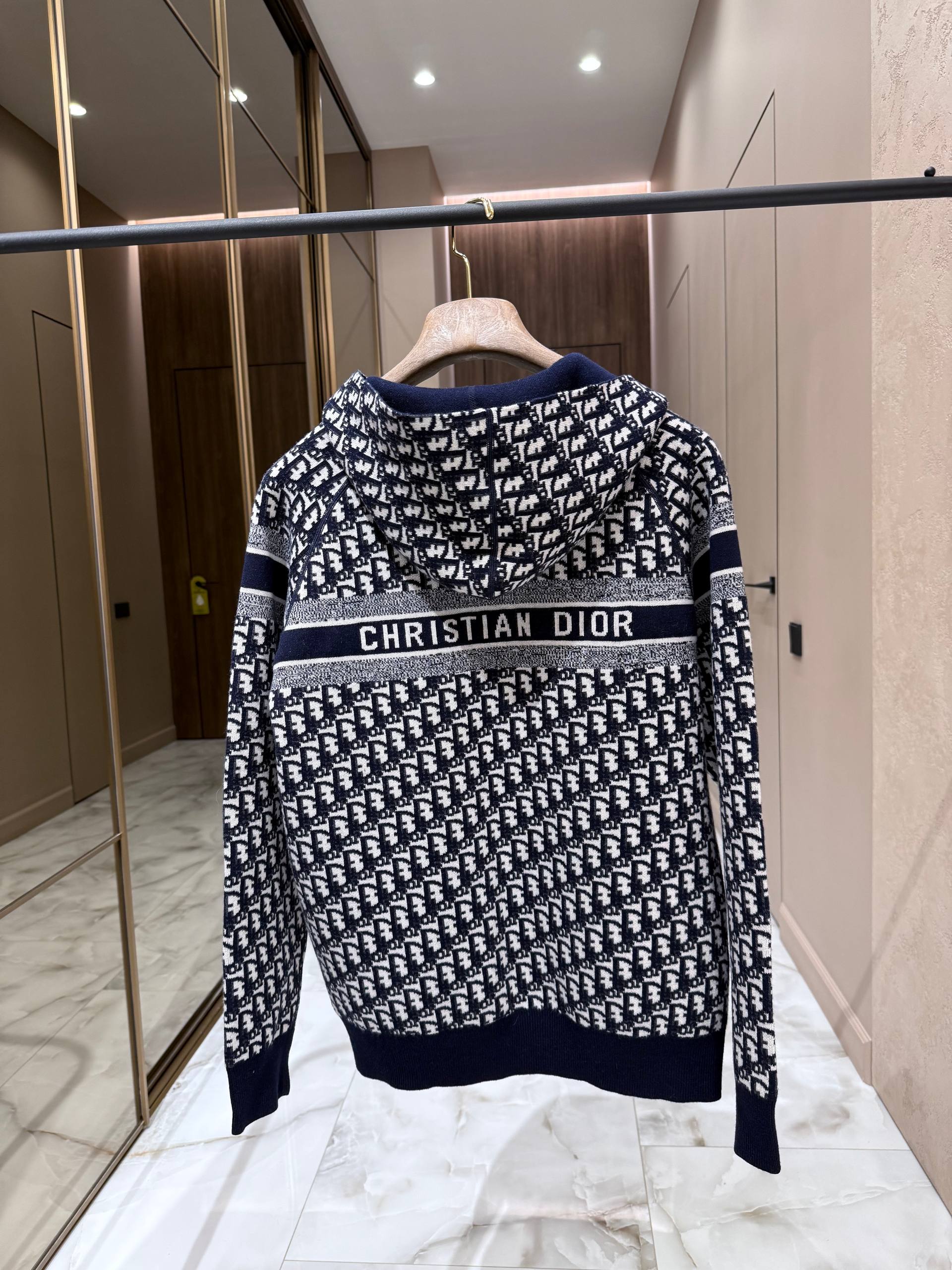 CHRISTIAN DIOR Женский костюм CHRISTIAN DIOR Женский костюм