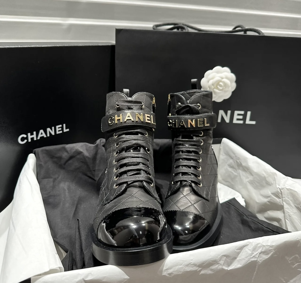 CHANEL Женские стёганые ботинки с перемычкой