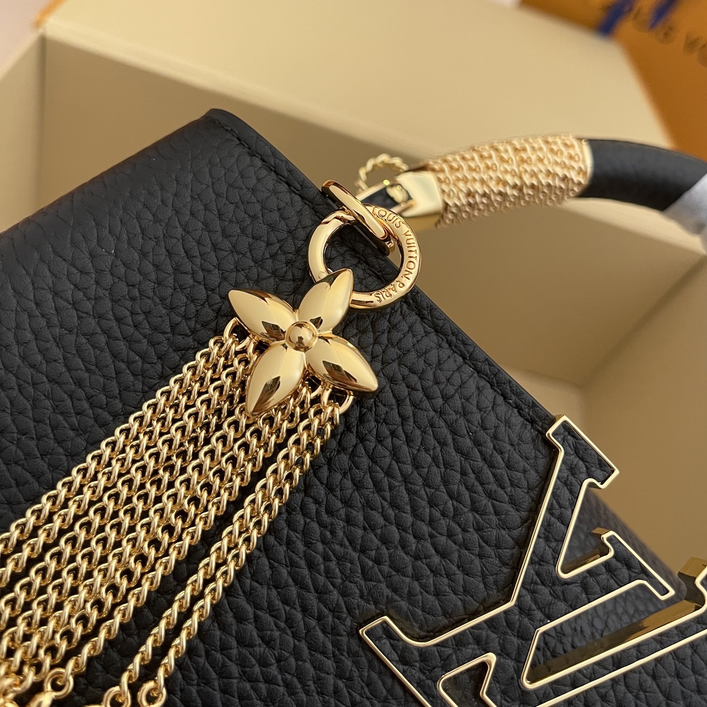 LOUIS VUITTON Женская Сумка Capucines
