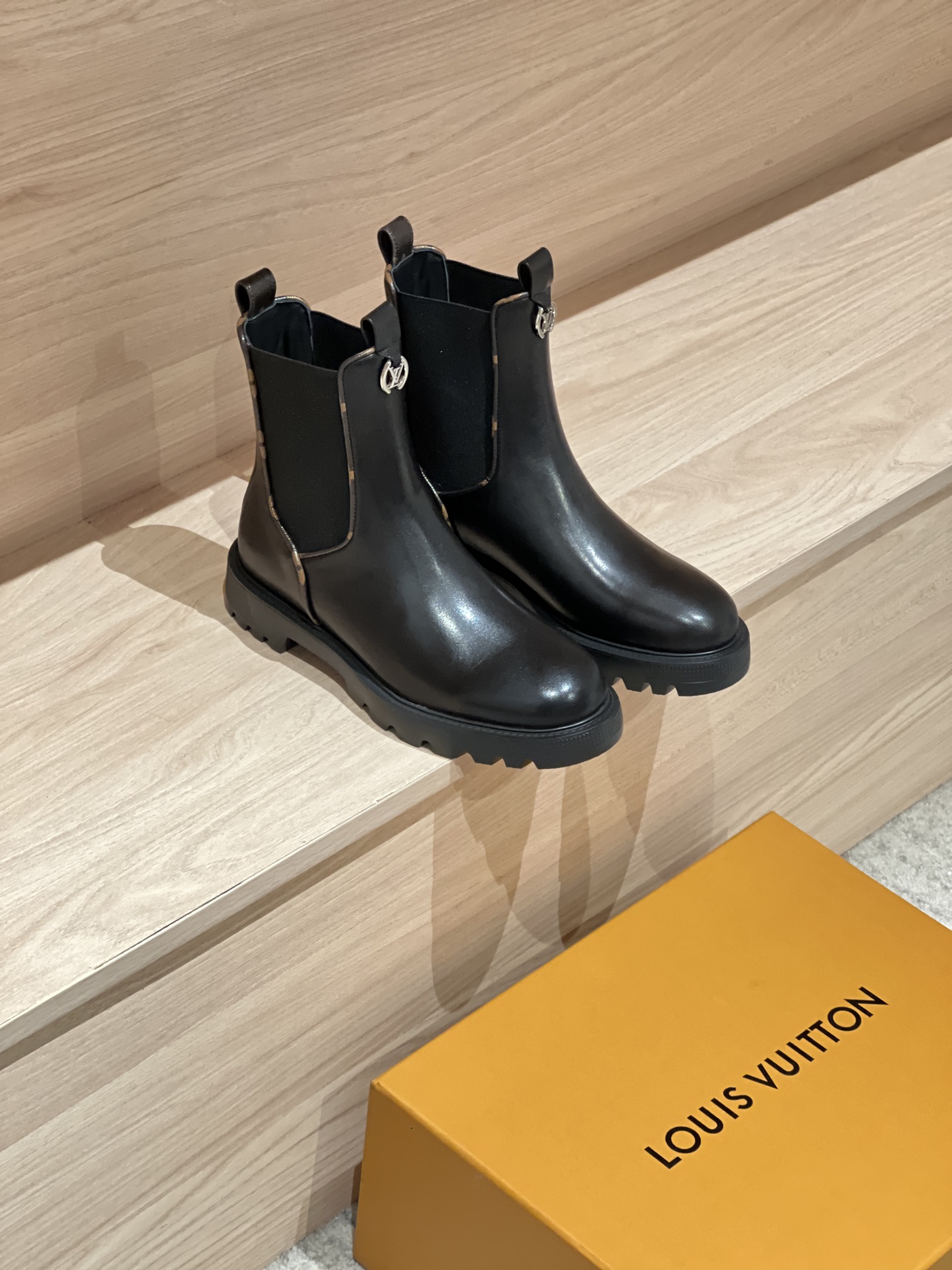 LOUIS VUITTON Женские ботинки челси LOUIS VUITTON Женские ботинки челси