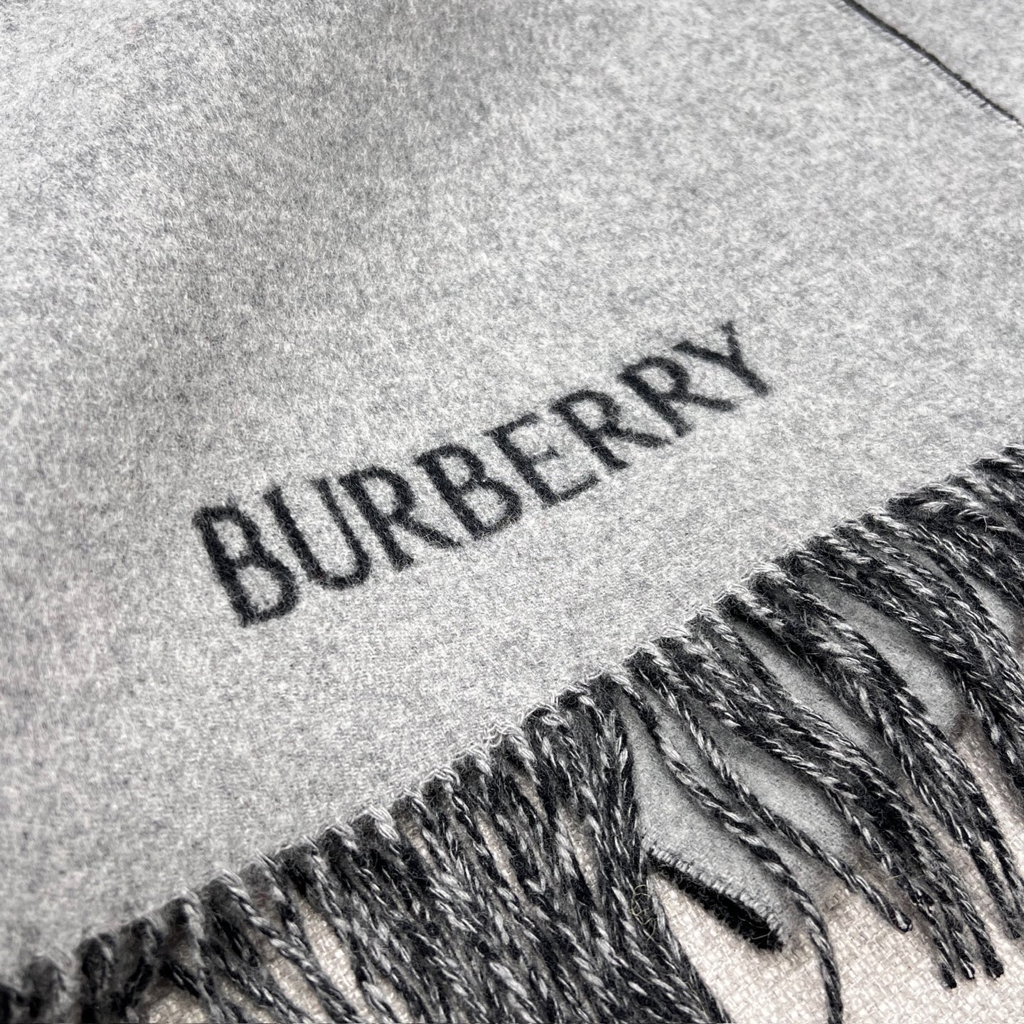 BURBERRY Женский шарф из кашемира в монохромной гамме 