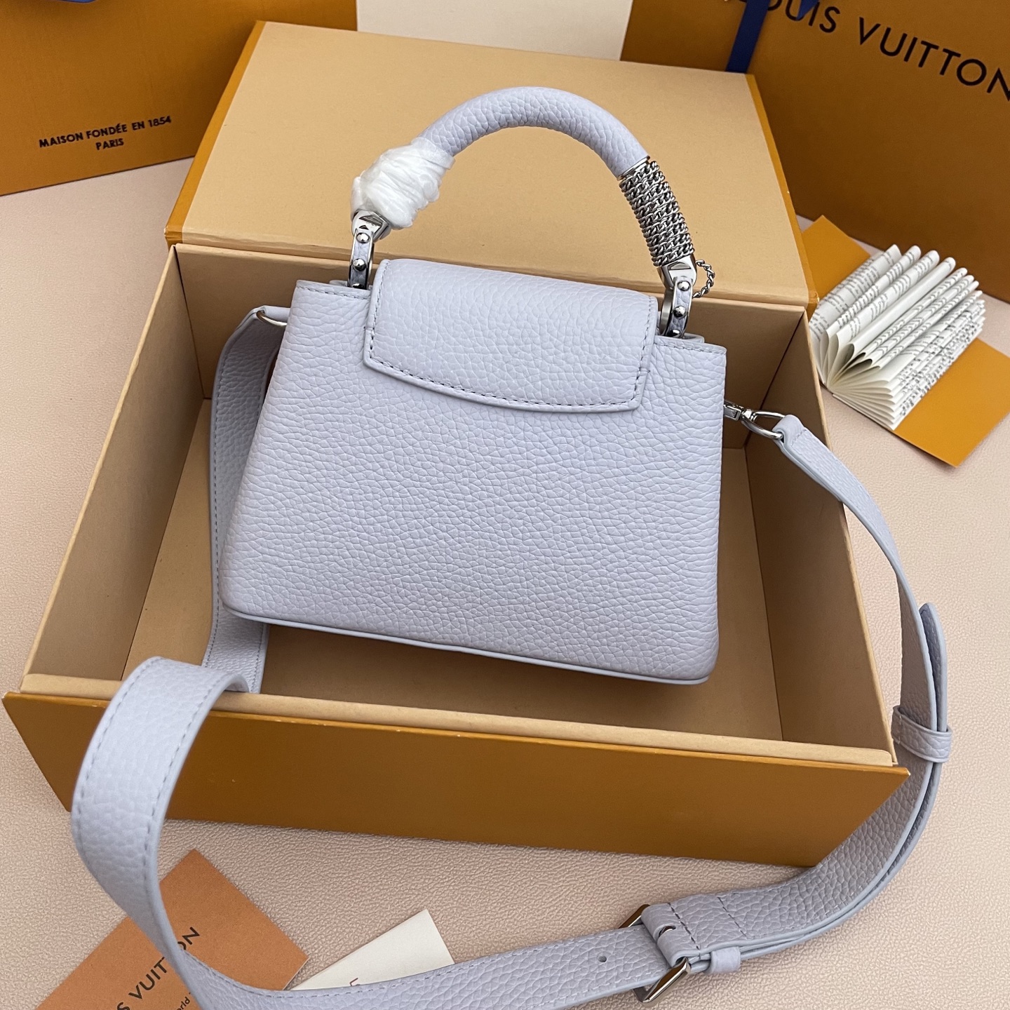 LOUIS VUITTON Женская Сумка Capucines