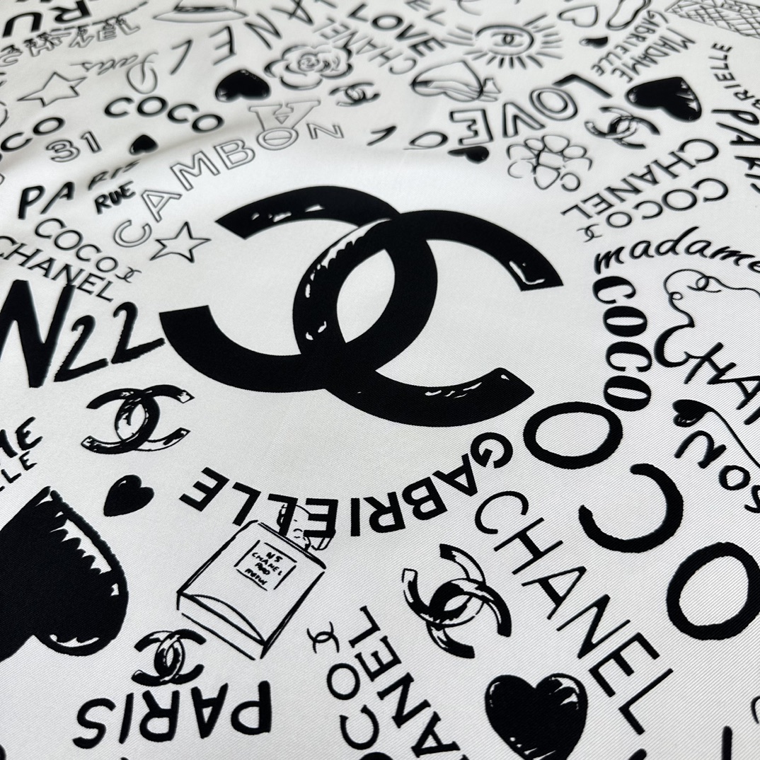 CHANEL Женский платок из шелка