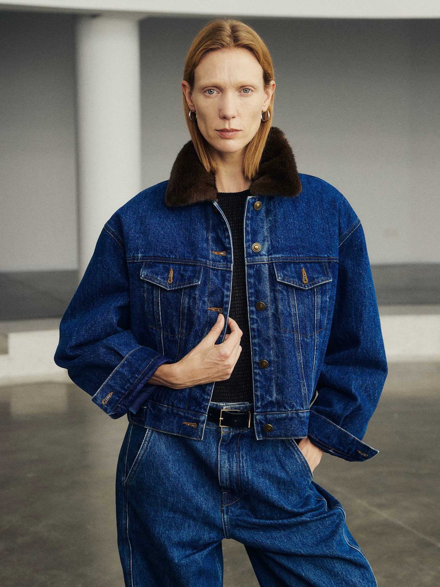 SAINT LAURENT Женская джинсовая куртка с мехом SAINT LAURENT Женская джинсовая куртка с мехом
