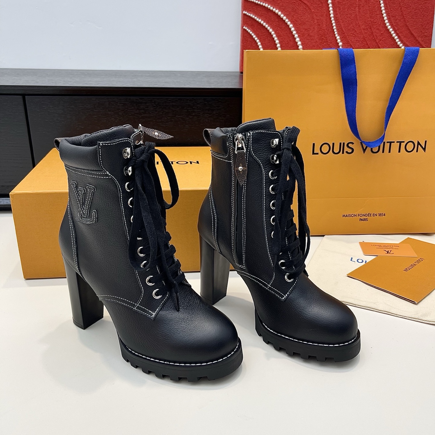 LOUIS VUITTON Женские ботильоны с контрастной строчкой LOUIS VUITTON Женские ботильоны с контрастной строчкой