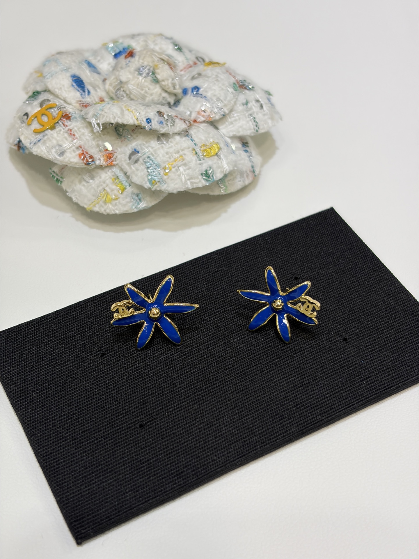 CHANEL Женские серьги-пуссеты с эмалью