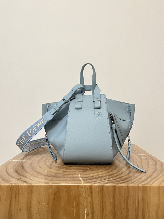 LOEWE Женская сумка Compact Hammock из атласной телячьей кожи