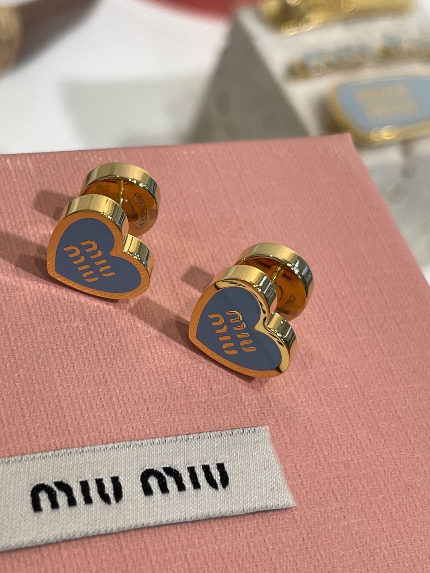 MIU MIU Женские серьги-гвоздики «Сердце» с эмалью