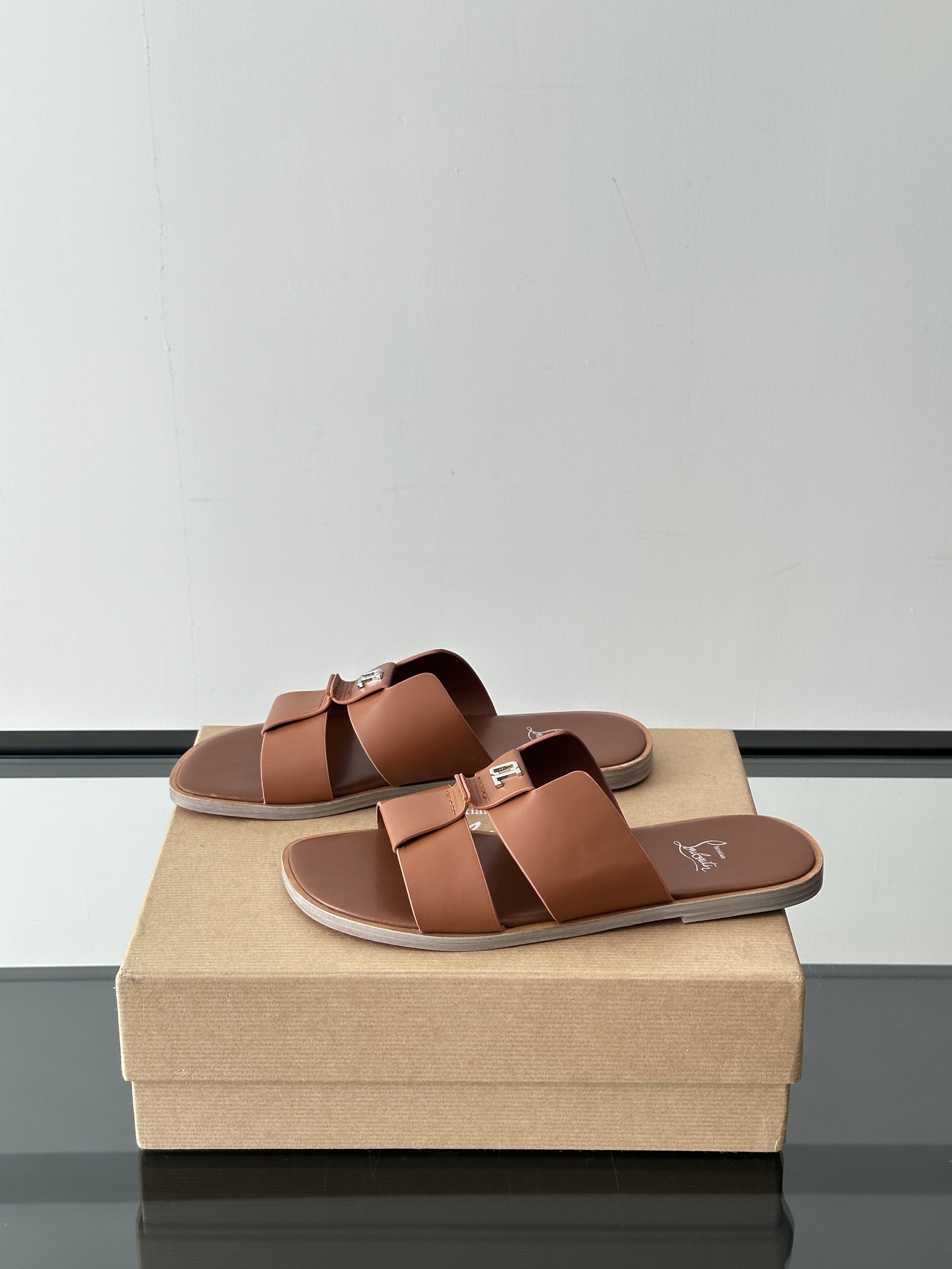 CHRISTIAN LOUBOUTIN Мужские шлёпанцы из кожи 