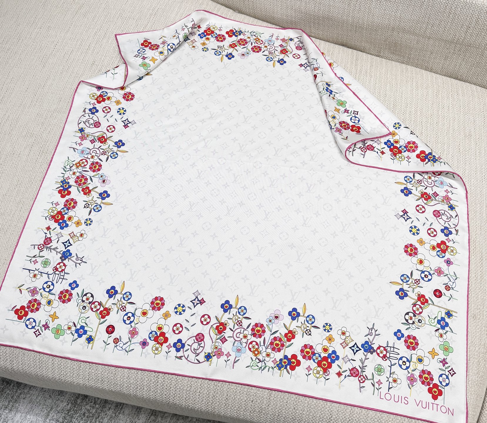 LOUIS VUITTON Женский платок Superflat Flowers из шелка LOUIS VUITTON Женский платок Superflat Flowers из шелка