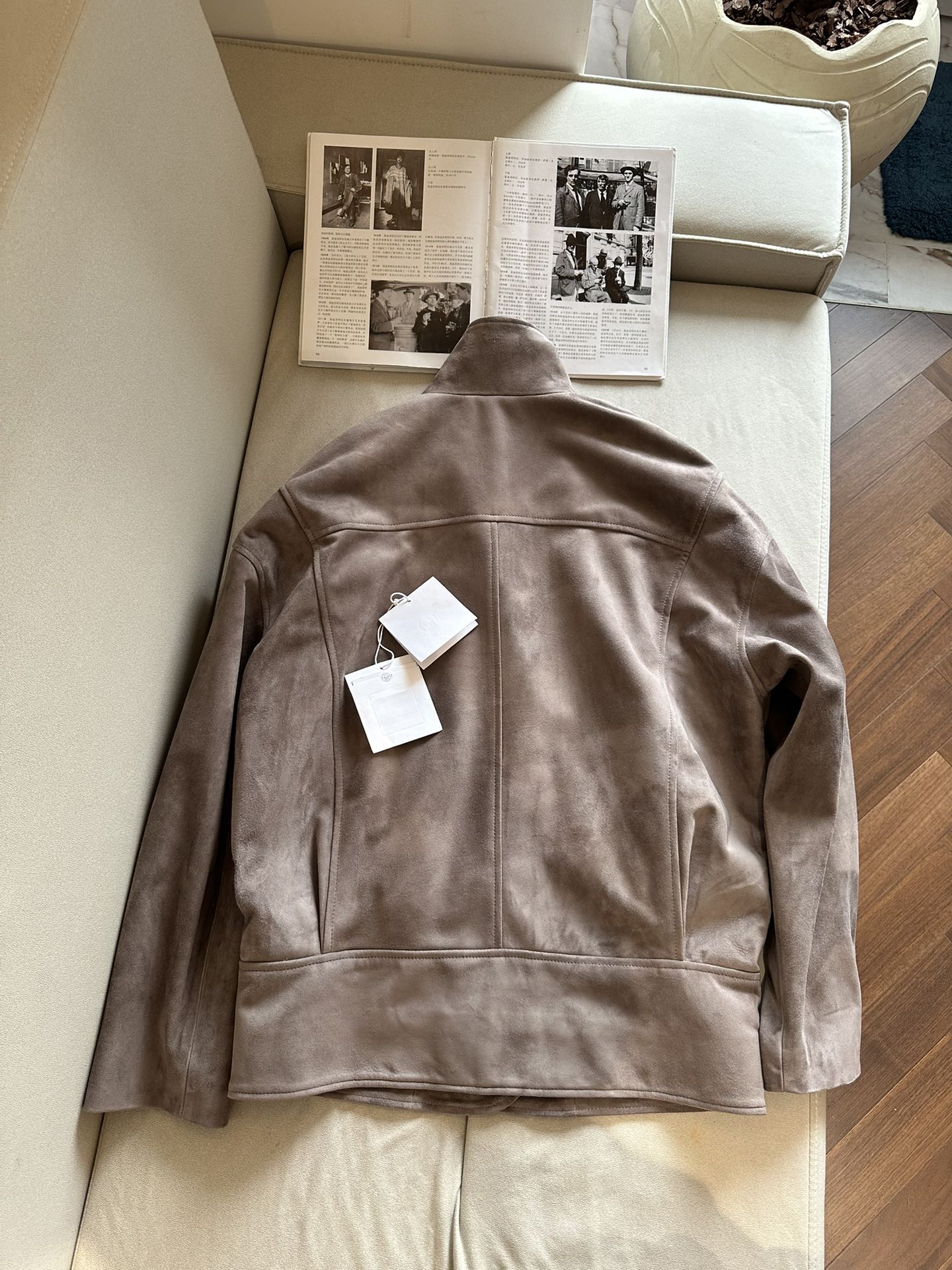 THE ROW Женская куртка из замши с воротником-стойкой коричневая THE ROW Женская куртка из замши с воротником-стойкой коричневая