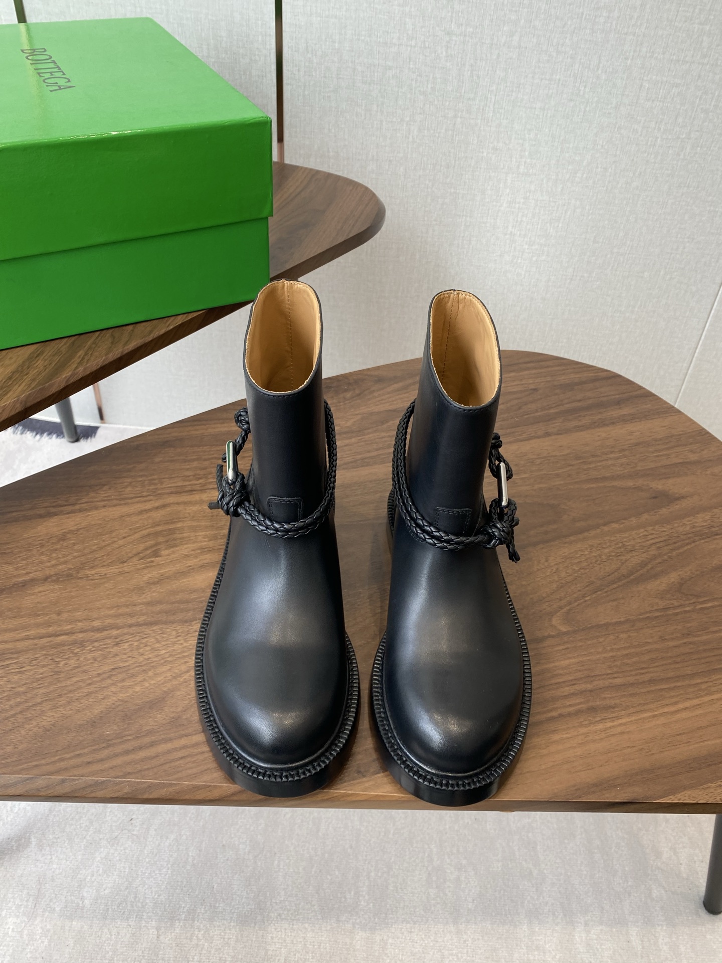 BOTTEGA VENETA Женские сапоги из телячьей кожи прямой формы BOTTEGA VENETA Женские сапоги из телячьей кожи прямой формы