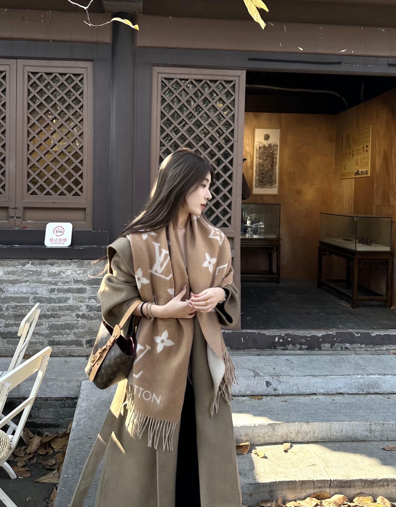 LOUIS VUITTON Женский шарф из кашемира с логотипом