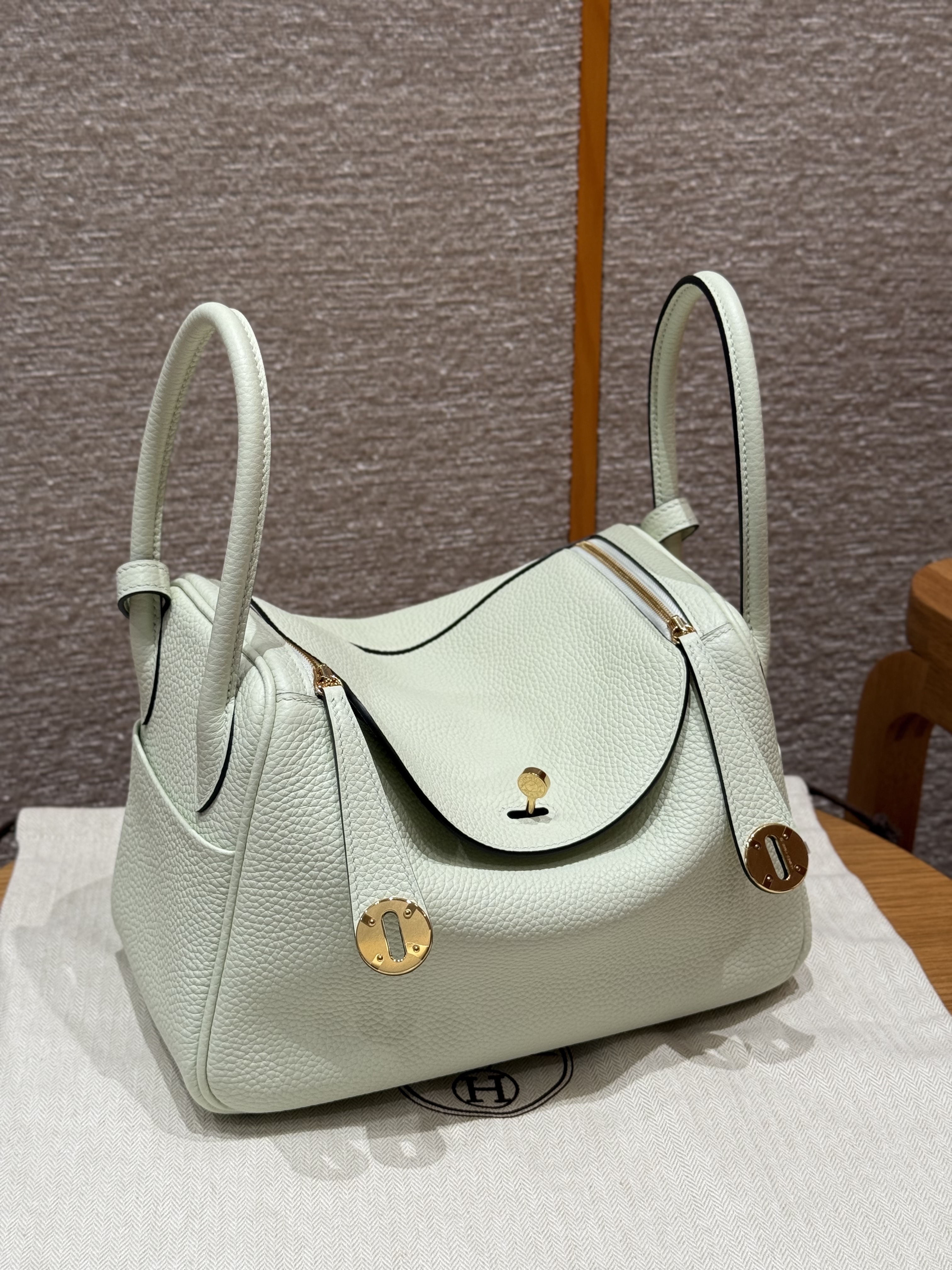 HERMES Женская сумка Lindy 26 см 0S Clemence HERMES Женская сумка Lindy 26 см 0S Clemence