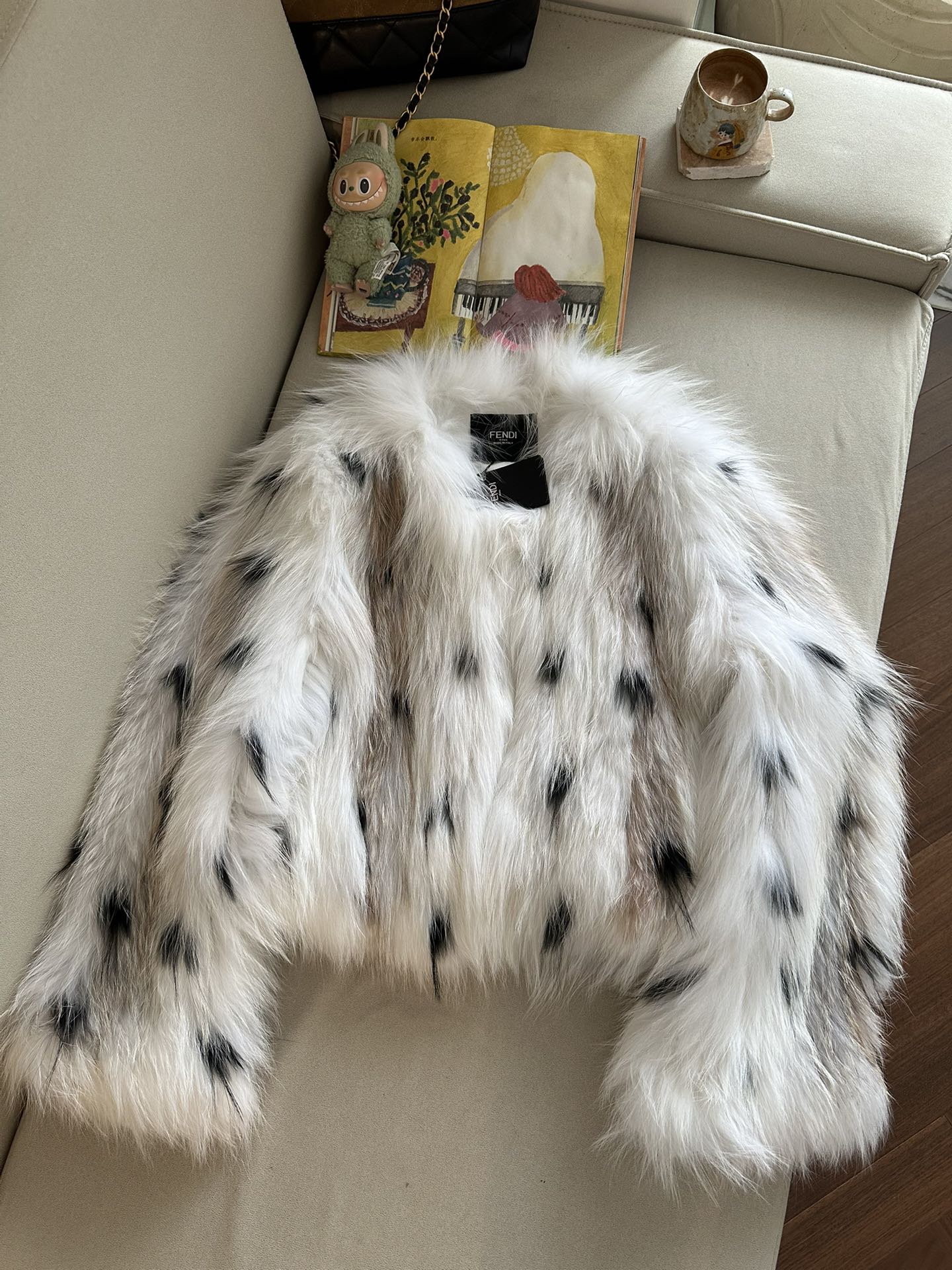 FENDI Женская шуба из меха лисы FENDI Женская шуба из меха лисы