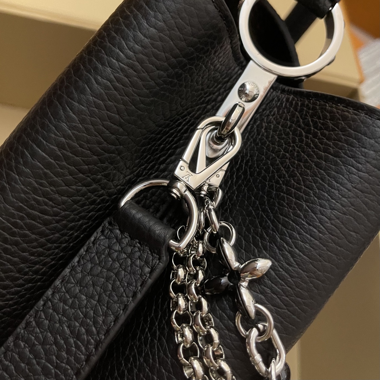 LOUIS VUITTON Женская сумка Capucines