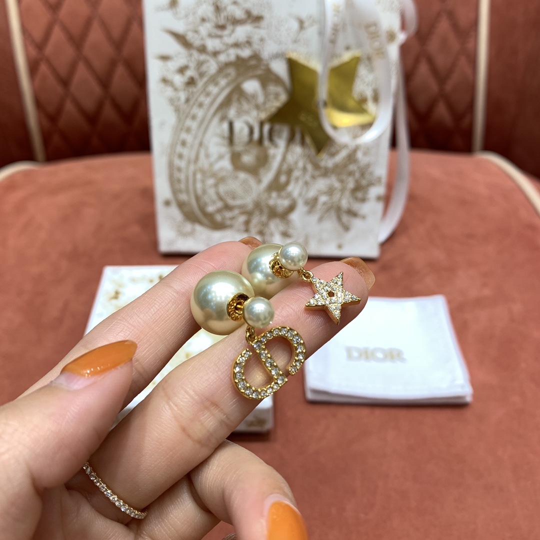 CHRISTIAN DIOR Женские серьги с жемчугом CHRISTIAN DIOR Женские серьги с жемчугом