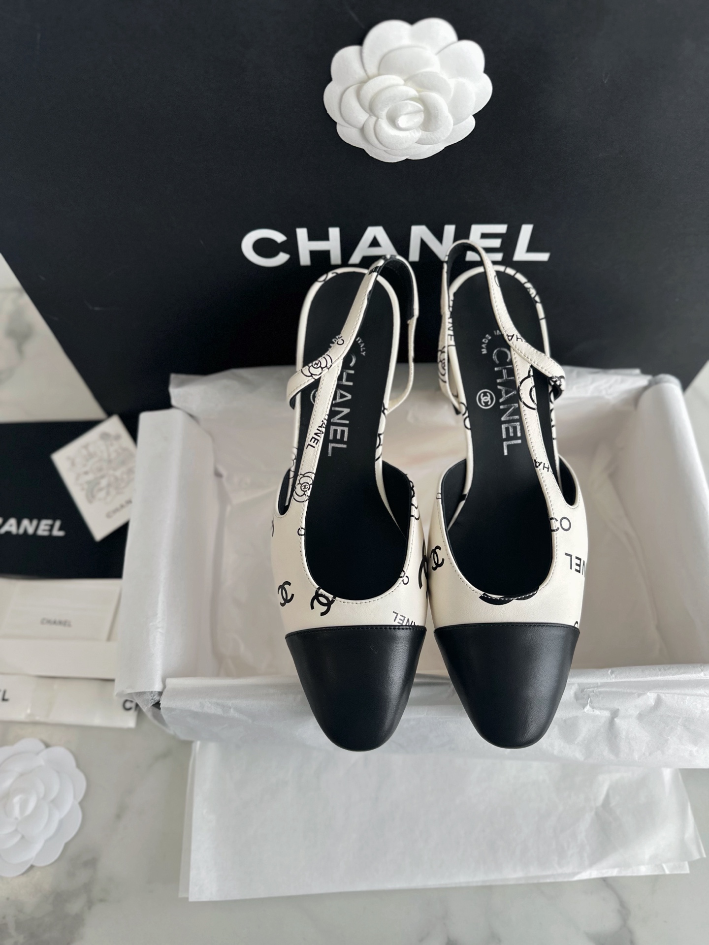 CHANEL Женские туфли слингбэки из кожи на каблуке CHANEL Женские туфли слингбэки из кожи на каблуке