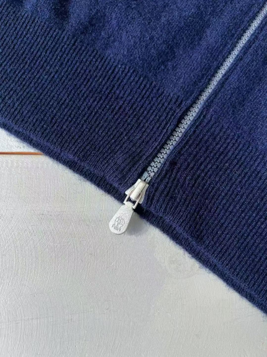 BRUNELLO CUCINELLI Мужской джемпер из кашемира в тёмно-синем оттенке BRUNELLO CUCINELLI Мужской джемпер из кашемира в тёмно-синем оттенке