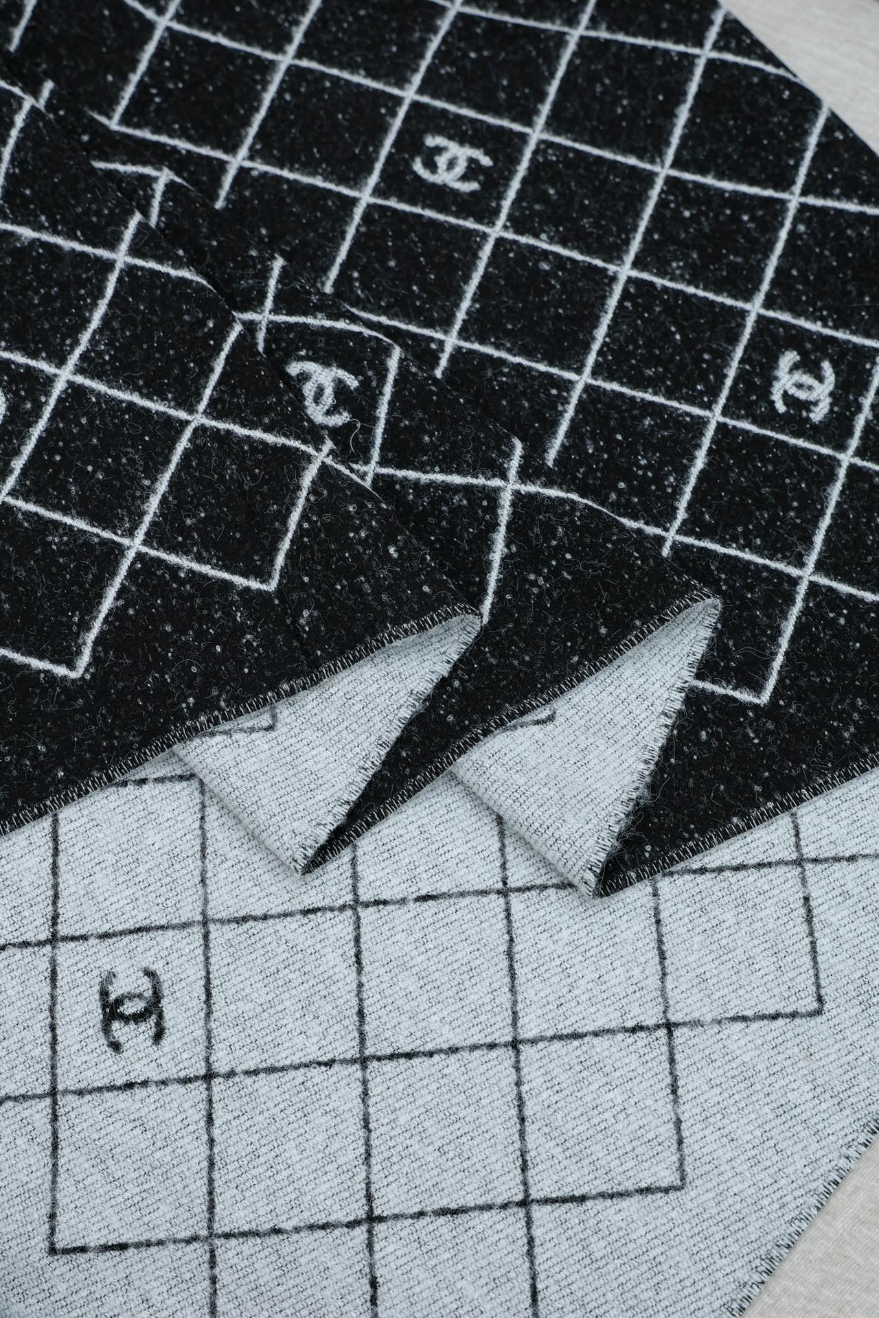 CHANEL Женский шарф из кашемира CHANEL Женский шарф из кашемира