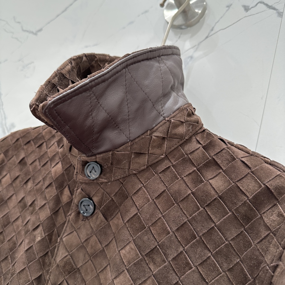 BOTTEGA VENETA Женская кожаная куртка шоколадно-коричневого цвета BOTTEGA VENETA Женская кожаная куртка шоколадно-коричневого цвета