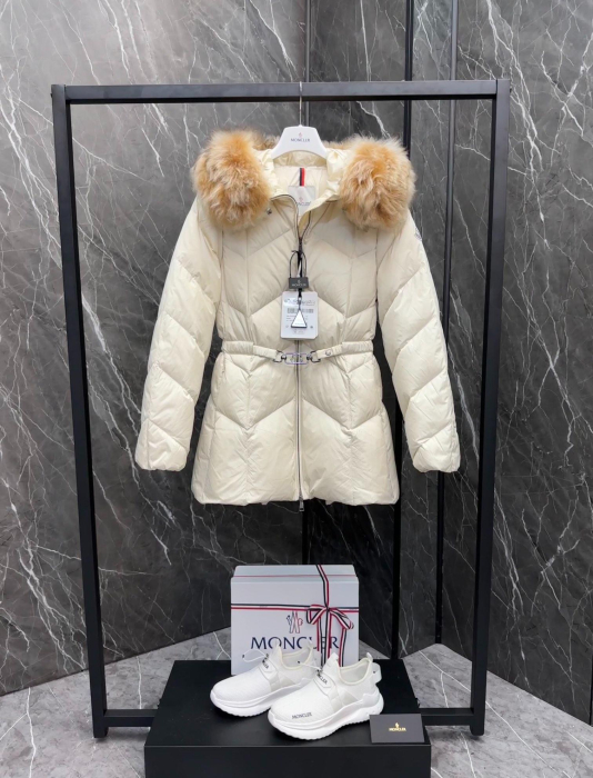 MONCLER Женская куртка с капюшоном Loriot