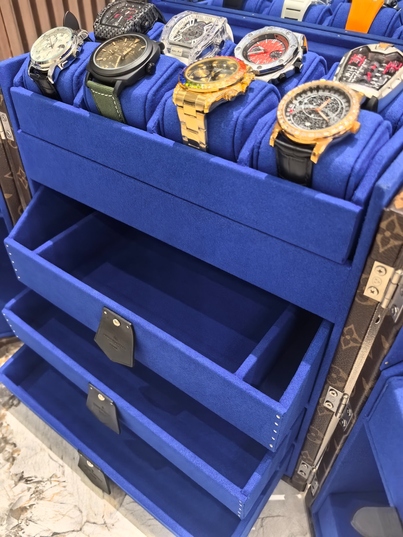 LOUIS VUITTON Ящик для хранения часов LOUIS VUITTON Ящик для хранения часов