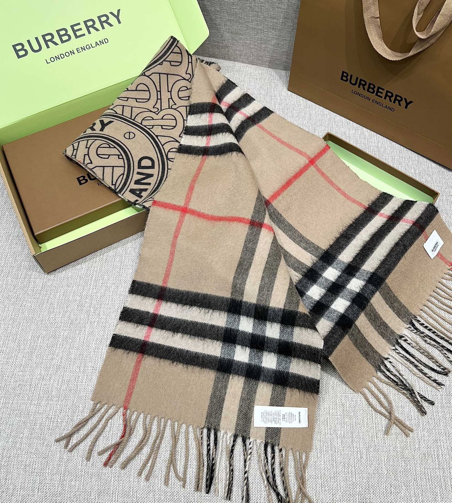 BURBERRY Женский шарф из кашемира BURBERRY Женский шарф из кашемира