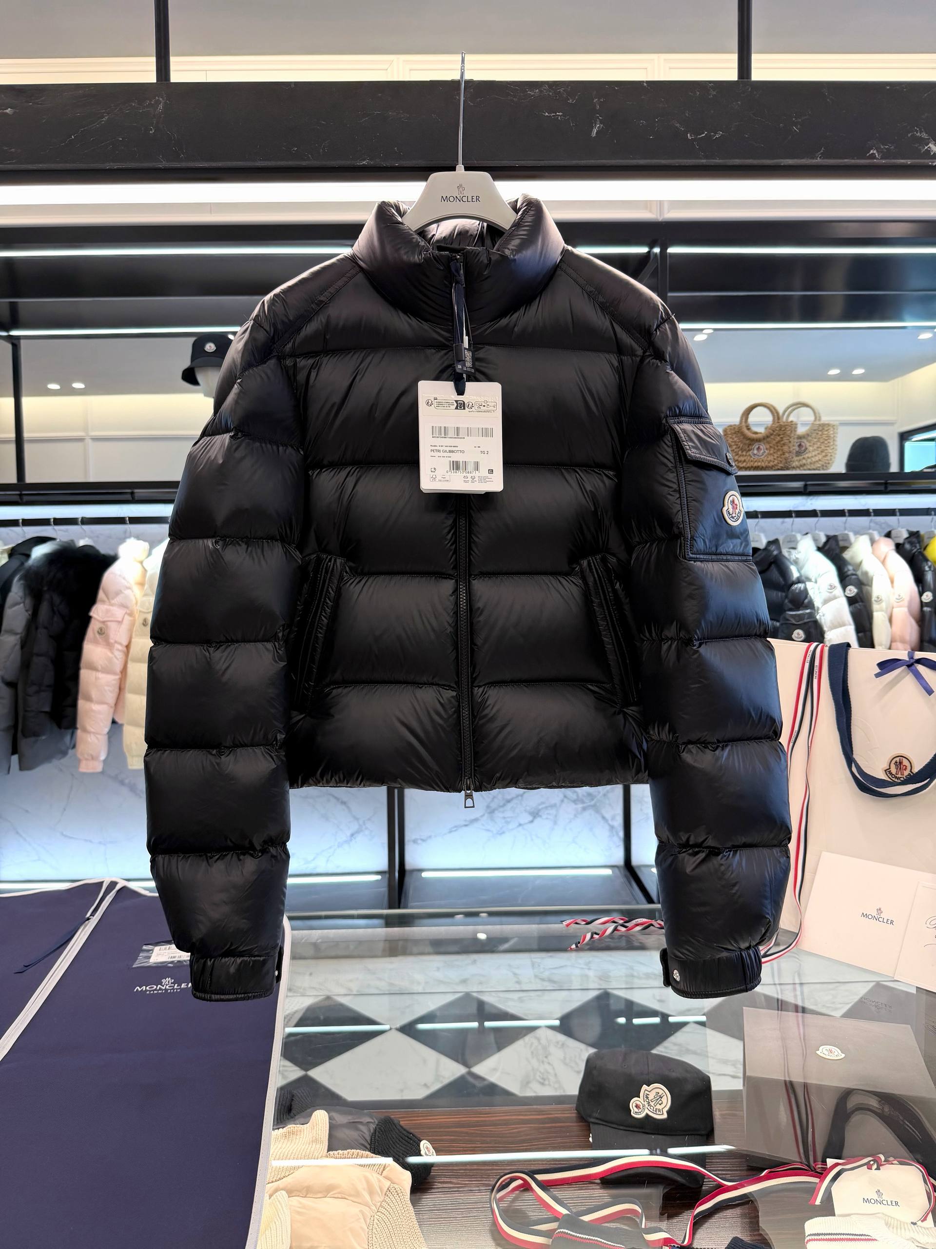 MONCLER Женский чёрный глянцевый пуховик MONCLER Женский чёрный глянцевый пуховик