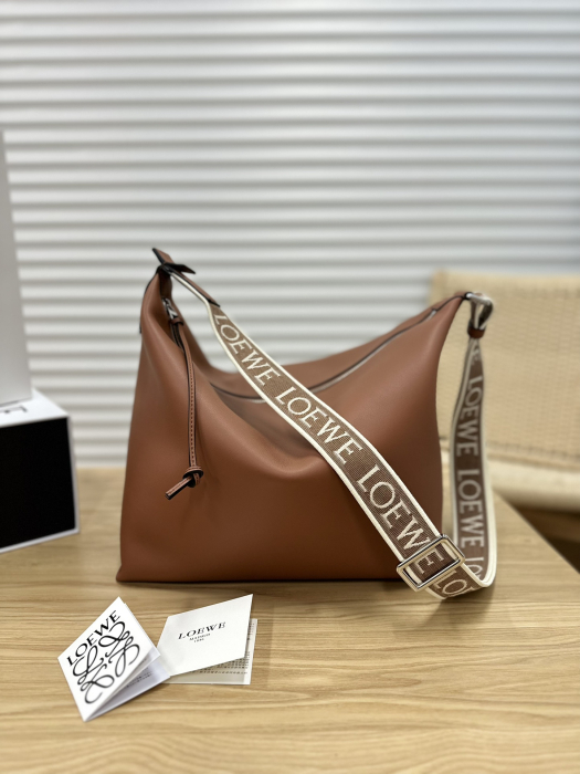 LOEWE Женская сумка Cubi Crossbody