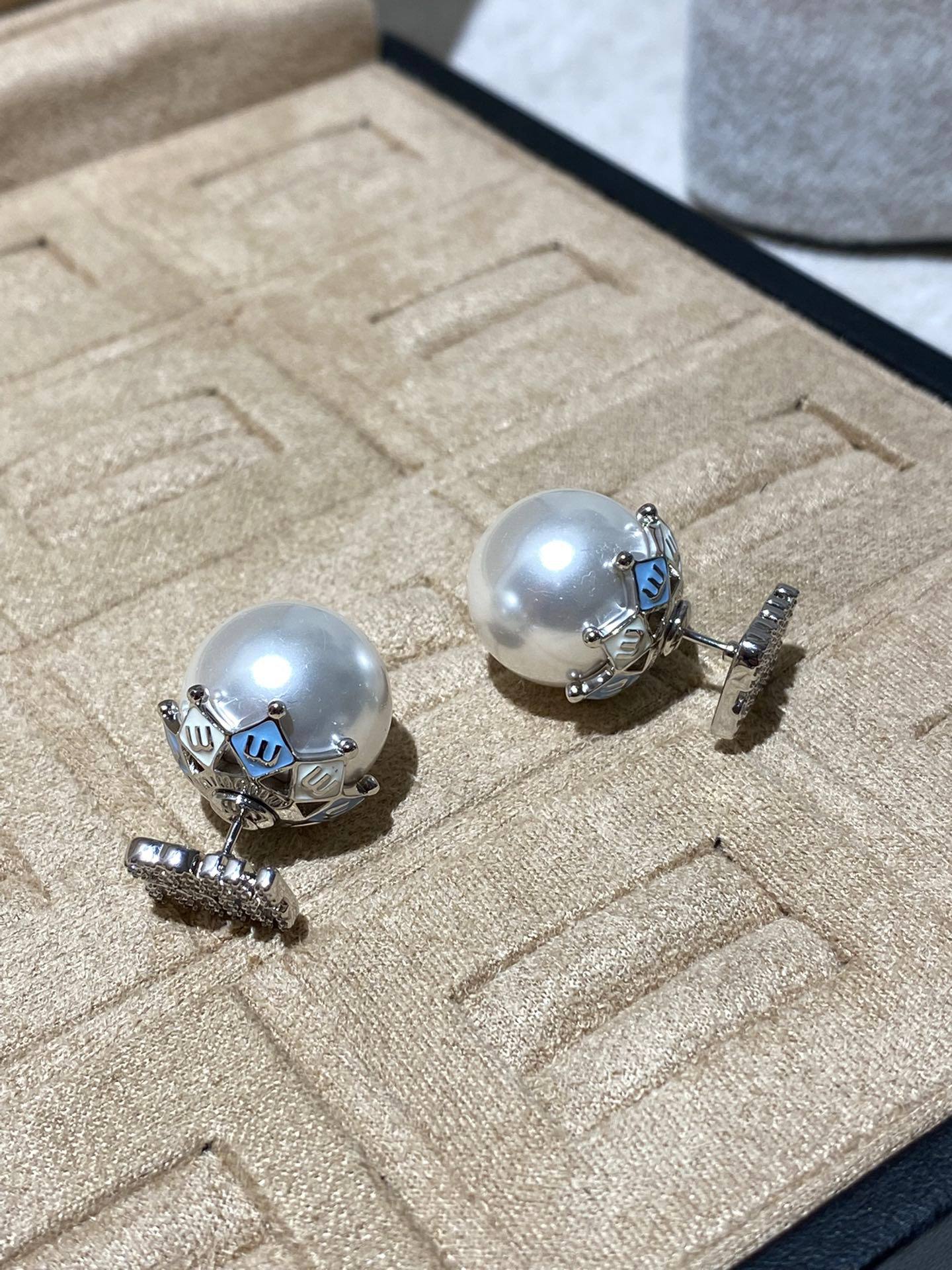 MIU MIU Женские жемчужные серьги с эмалью MIU MIU Женские жемчужные серьги с эмалью