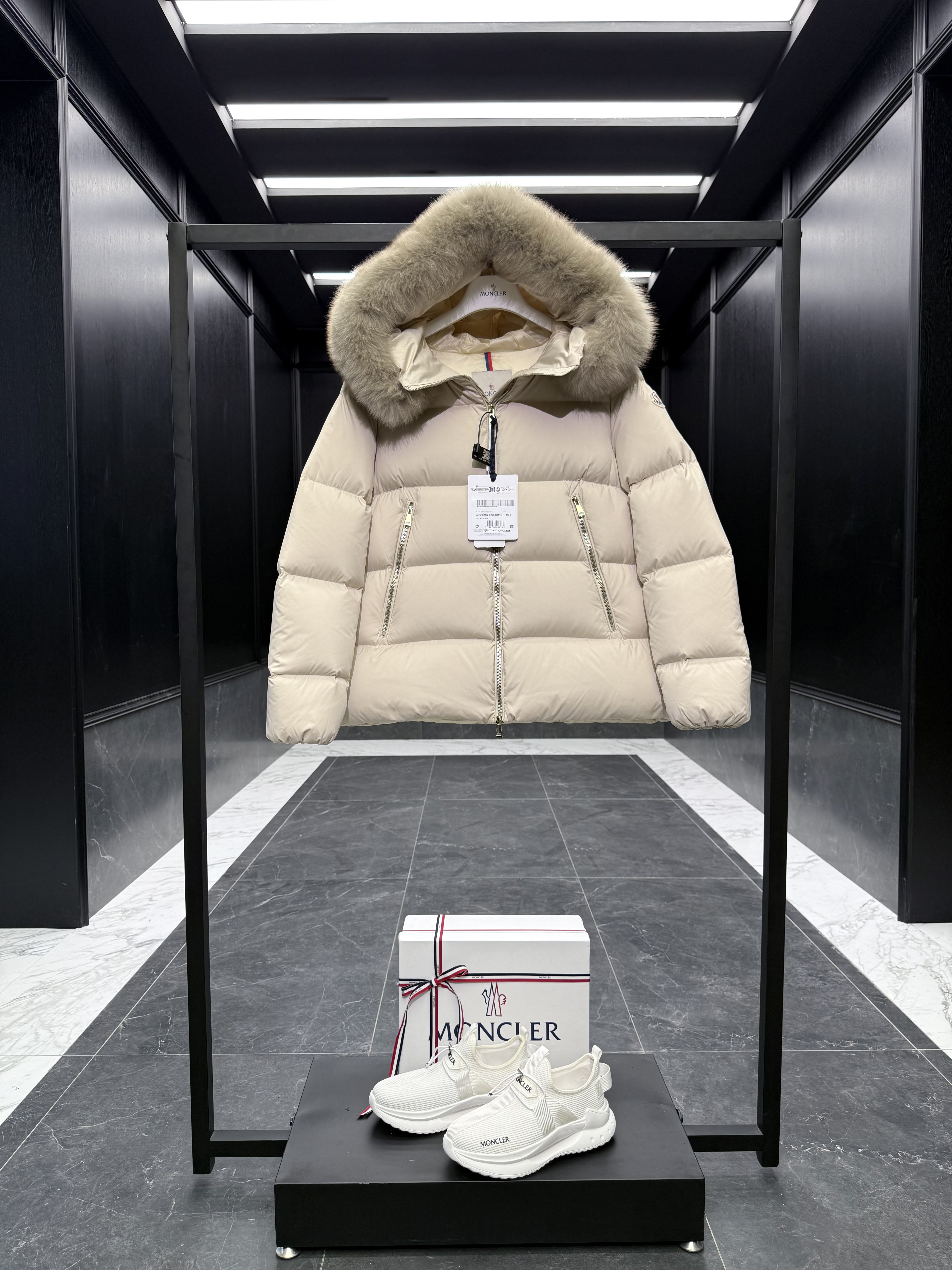 MONCLER Мужской пуховик с капюшоном Laichefur MONCLER Мужской пуховик с капюшоном Laichefur