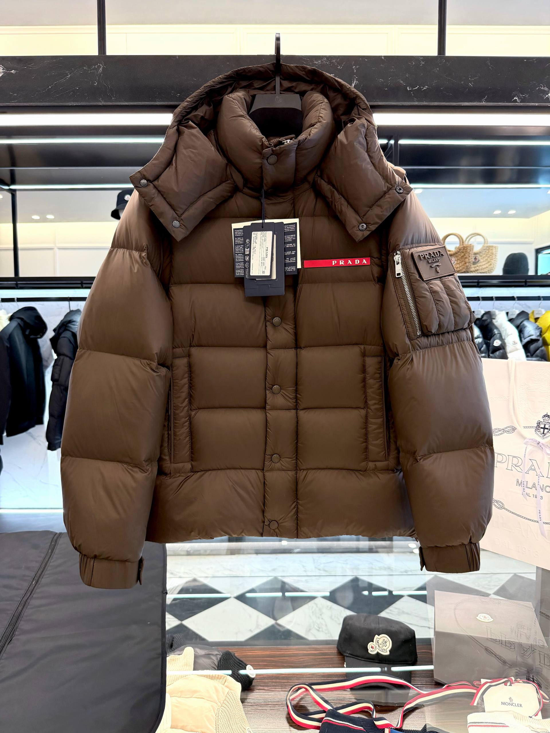 PRADA Мужской пуховик утеплённый, с фирменными акцентами