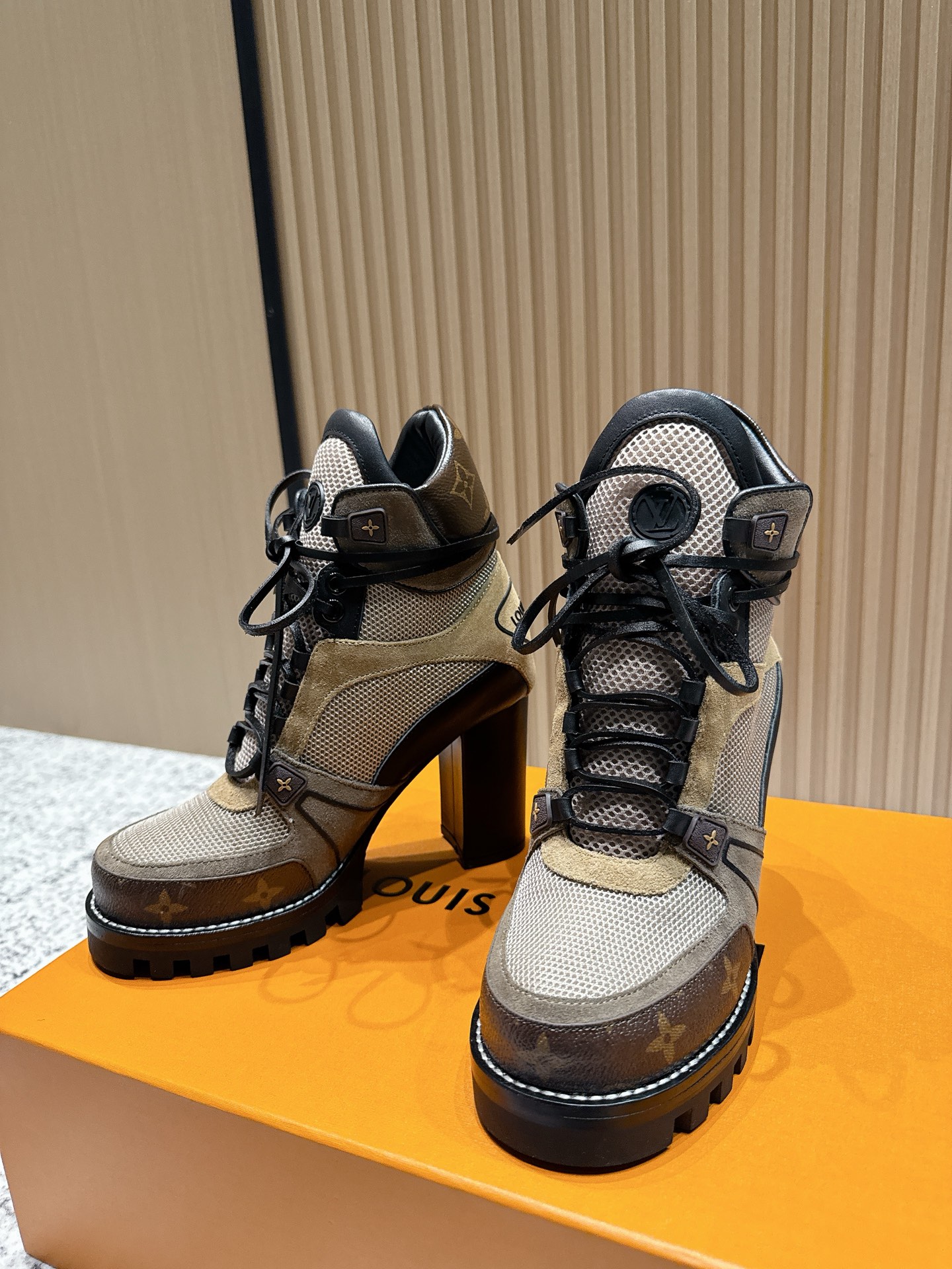 LOUIS VUITTON Женские ботильоны комбинированные LOUIS VUITTON Женские ботильоны комбинированные