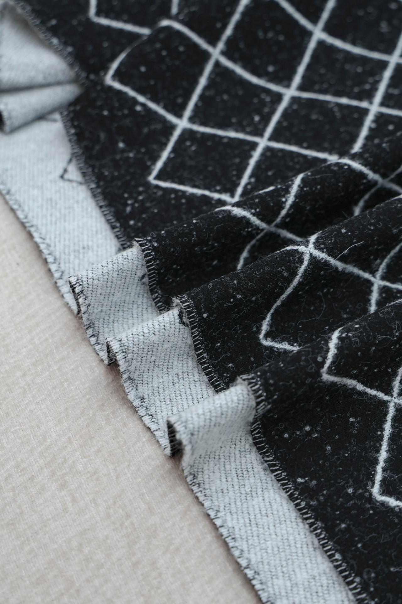 CHANEL Женский шарф из кашемира CHANEL Женский шарф из кашемира