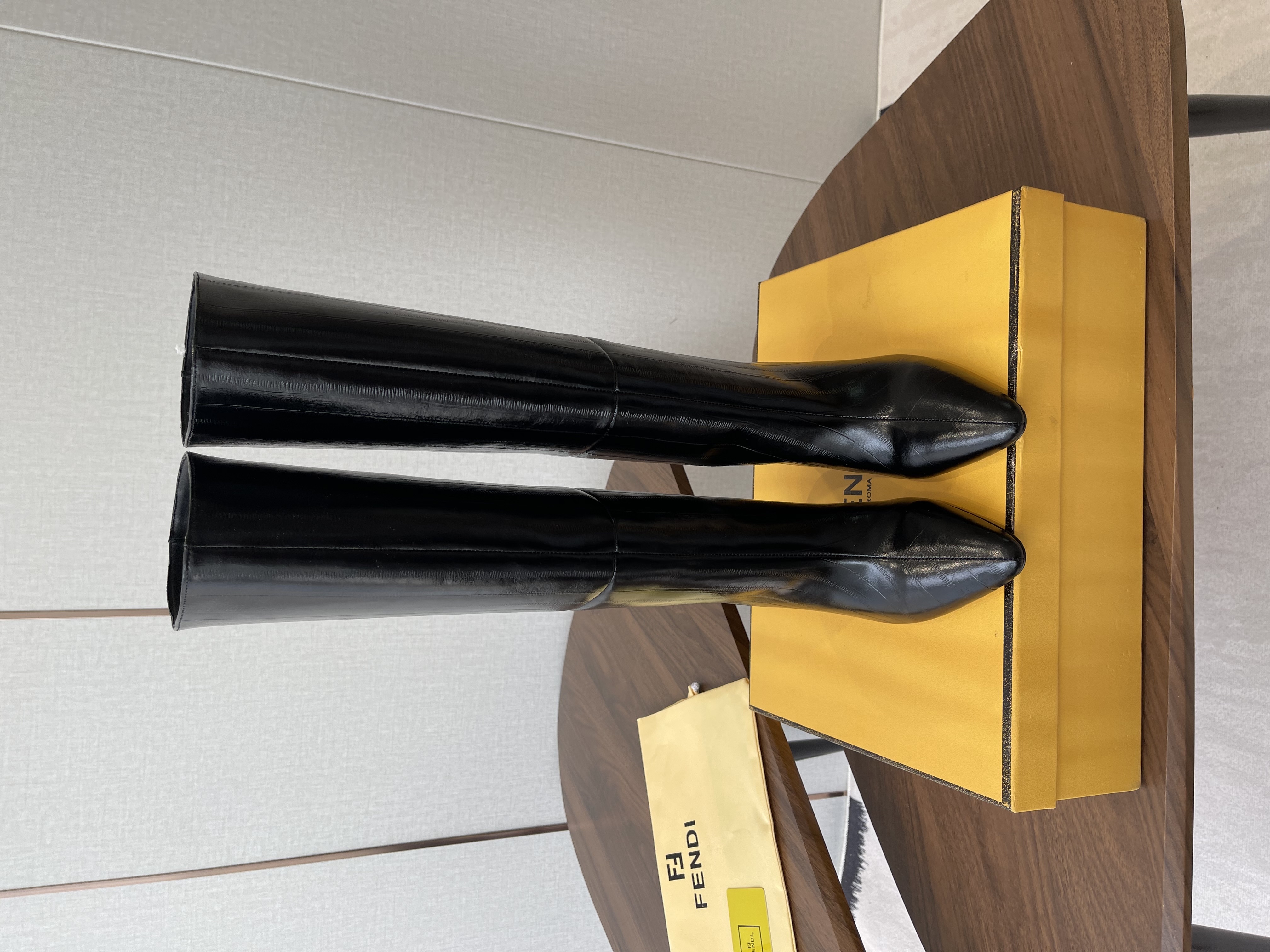 FENDI Женские сапоги из коровьей кожи 