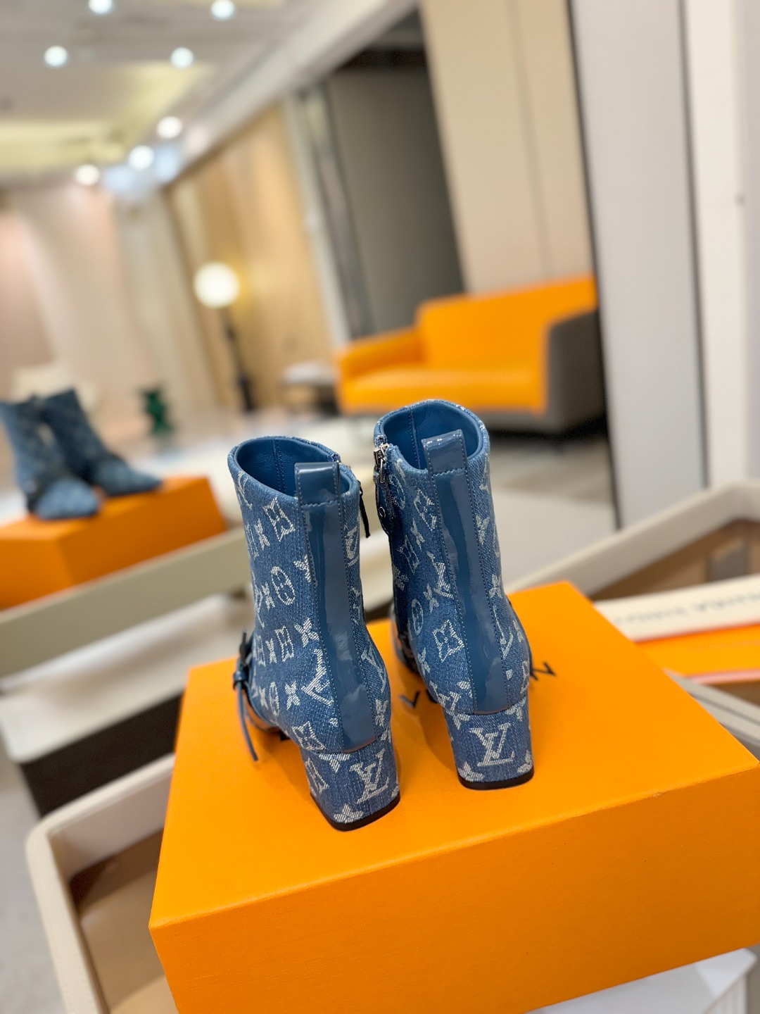 LOUIS VUITTON Женские ботильоны с острым мысом