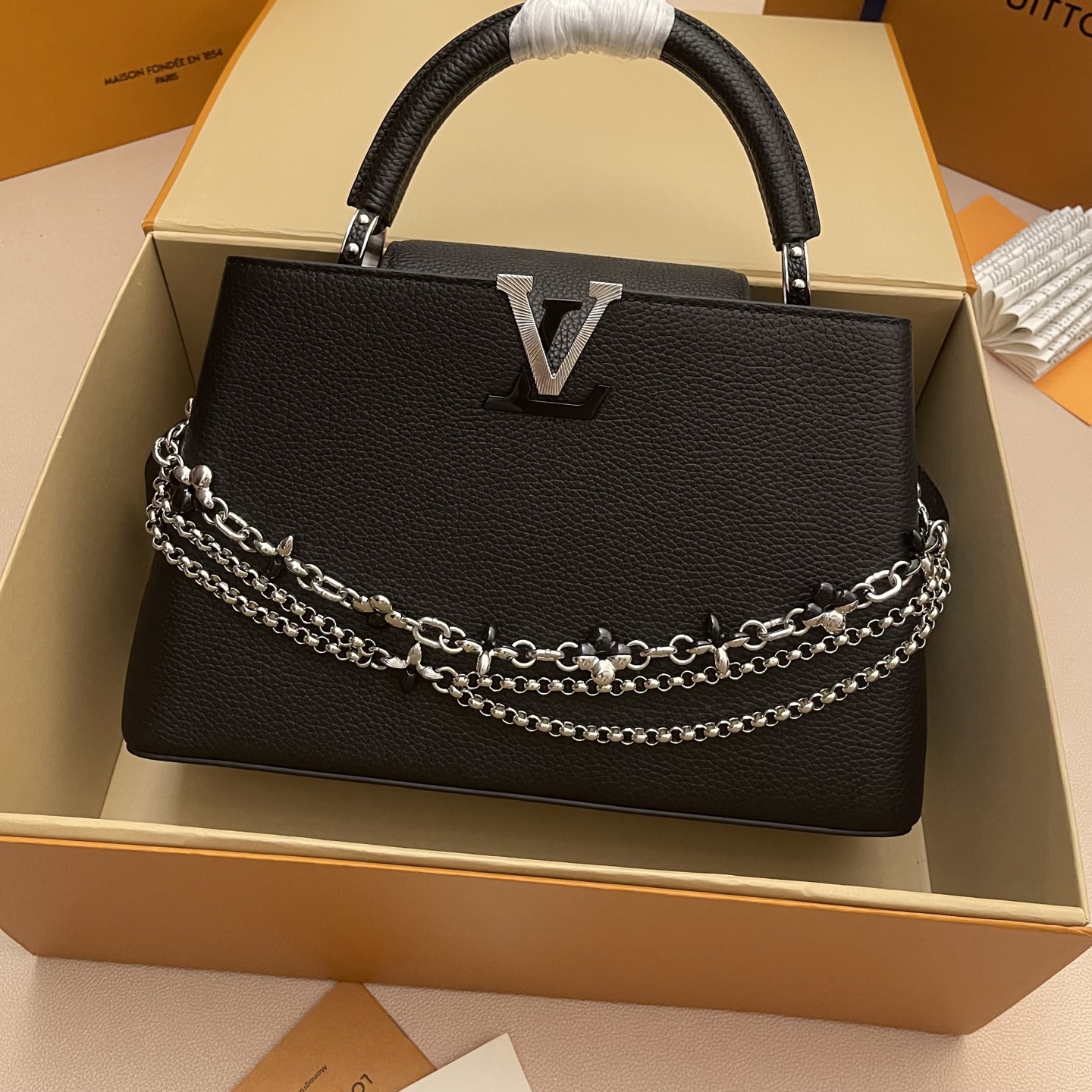 LOUIS VUITTON Женская сумка Capucines