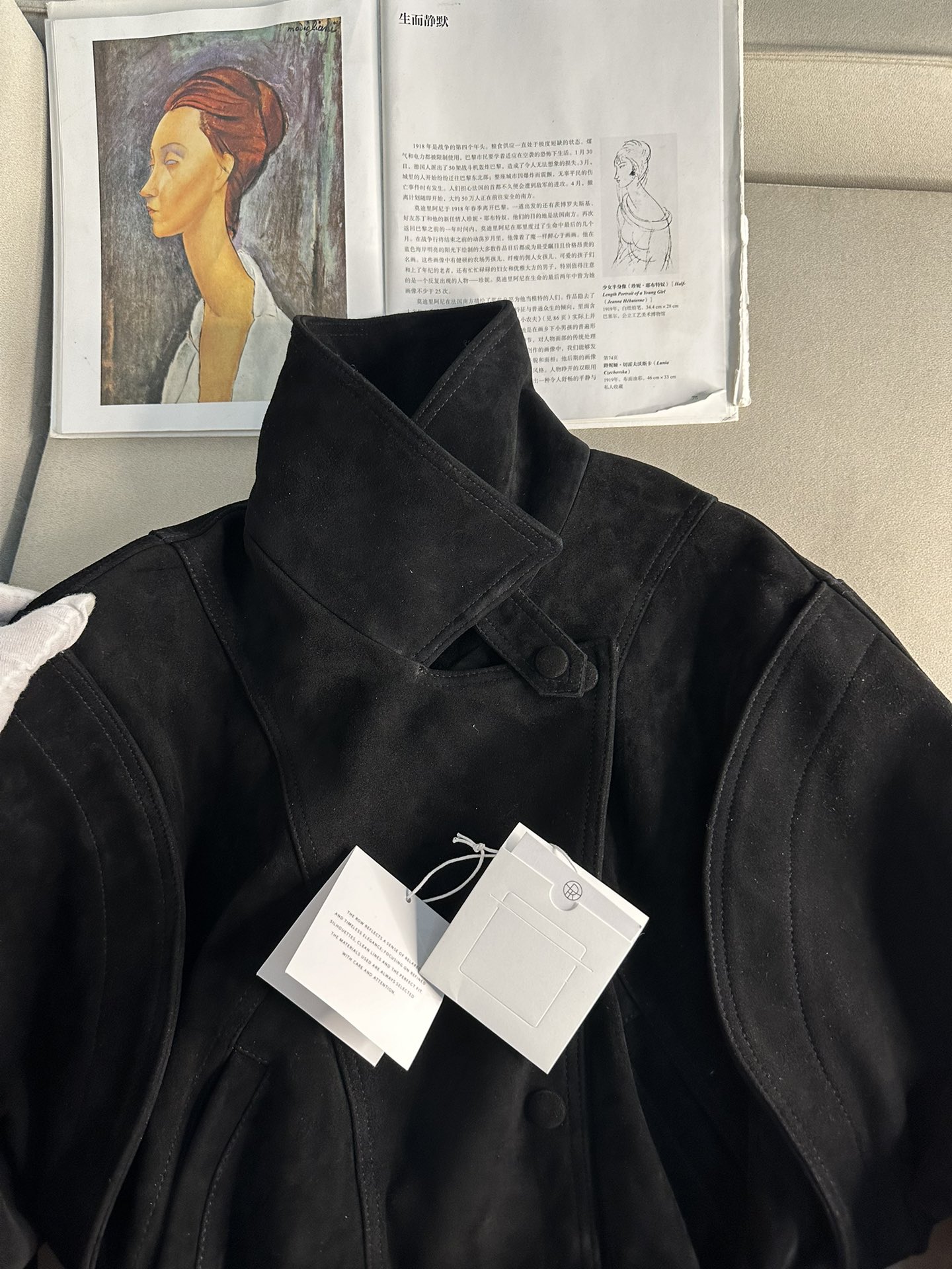 THE ROW Женская куртка из замши с поясом черная THE ROW Женская куртка из замши с поясом черная