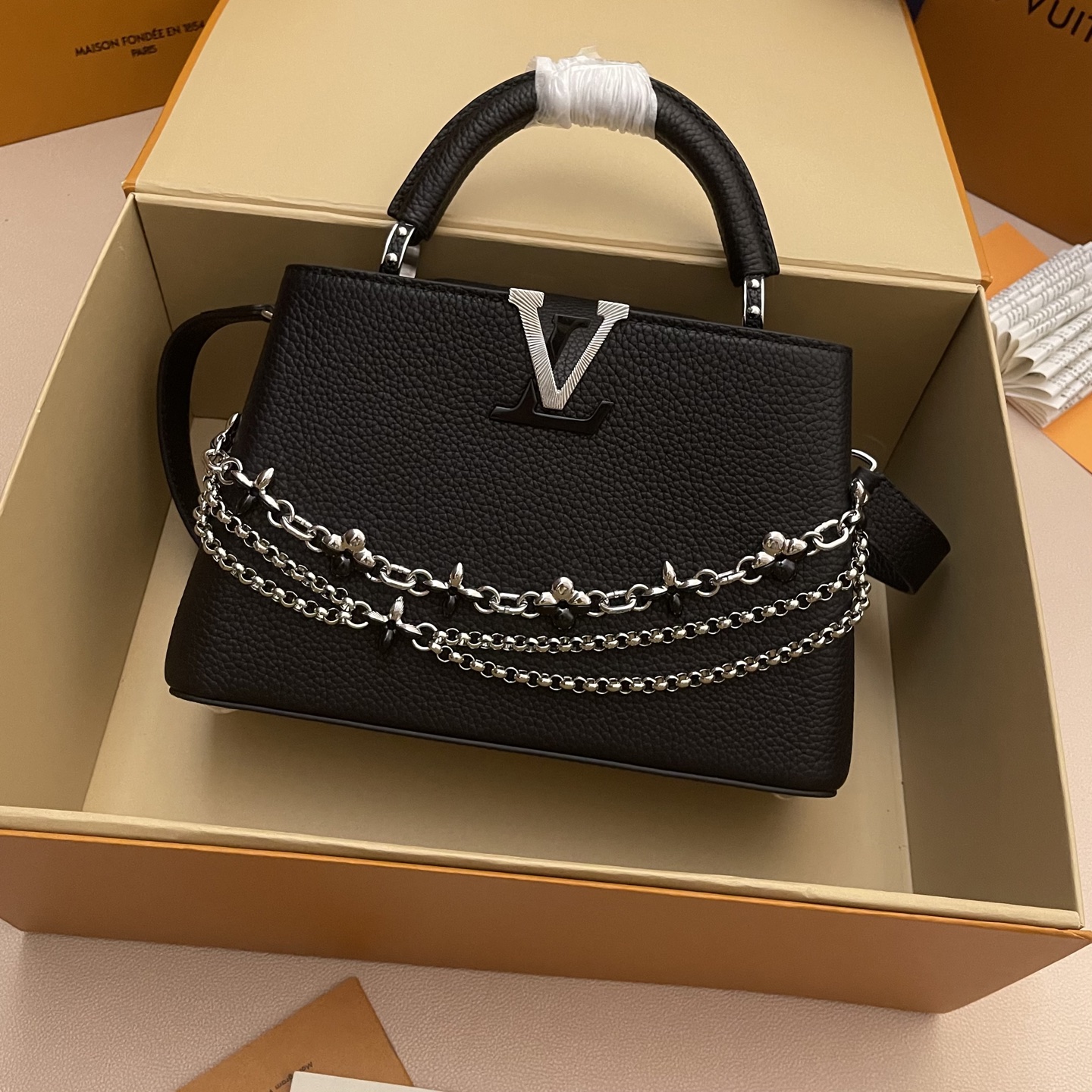 LOUIS VUITTON Женская сумка Capucines