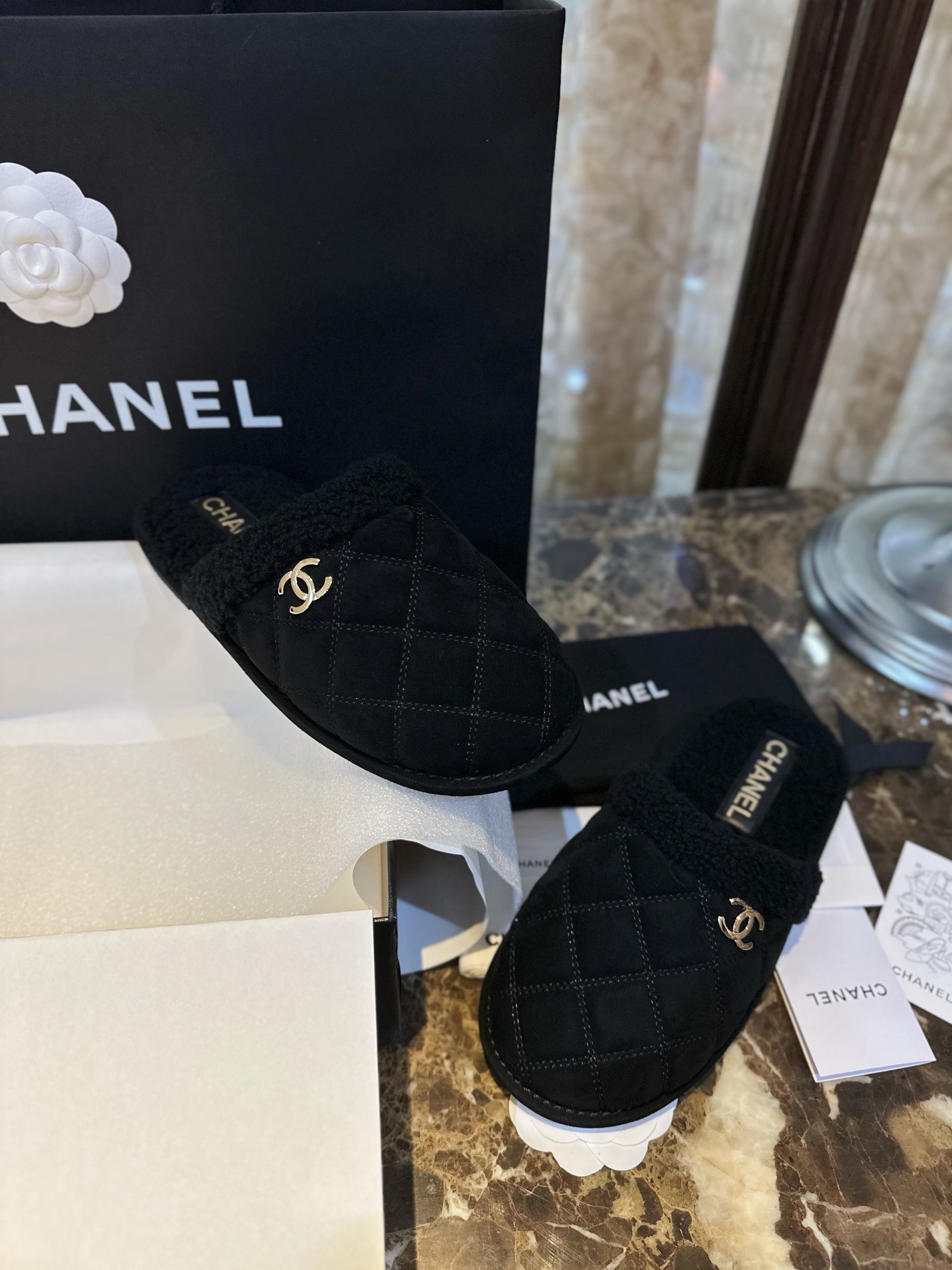 CHANEL Женские тапки из замши и шерсти ягненка